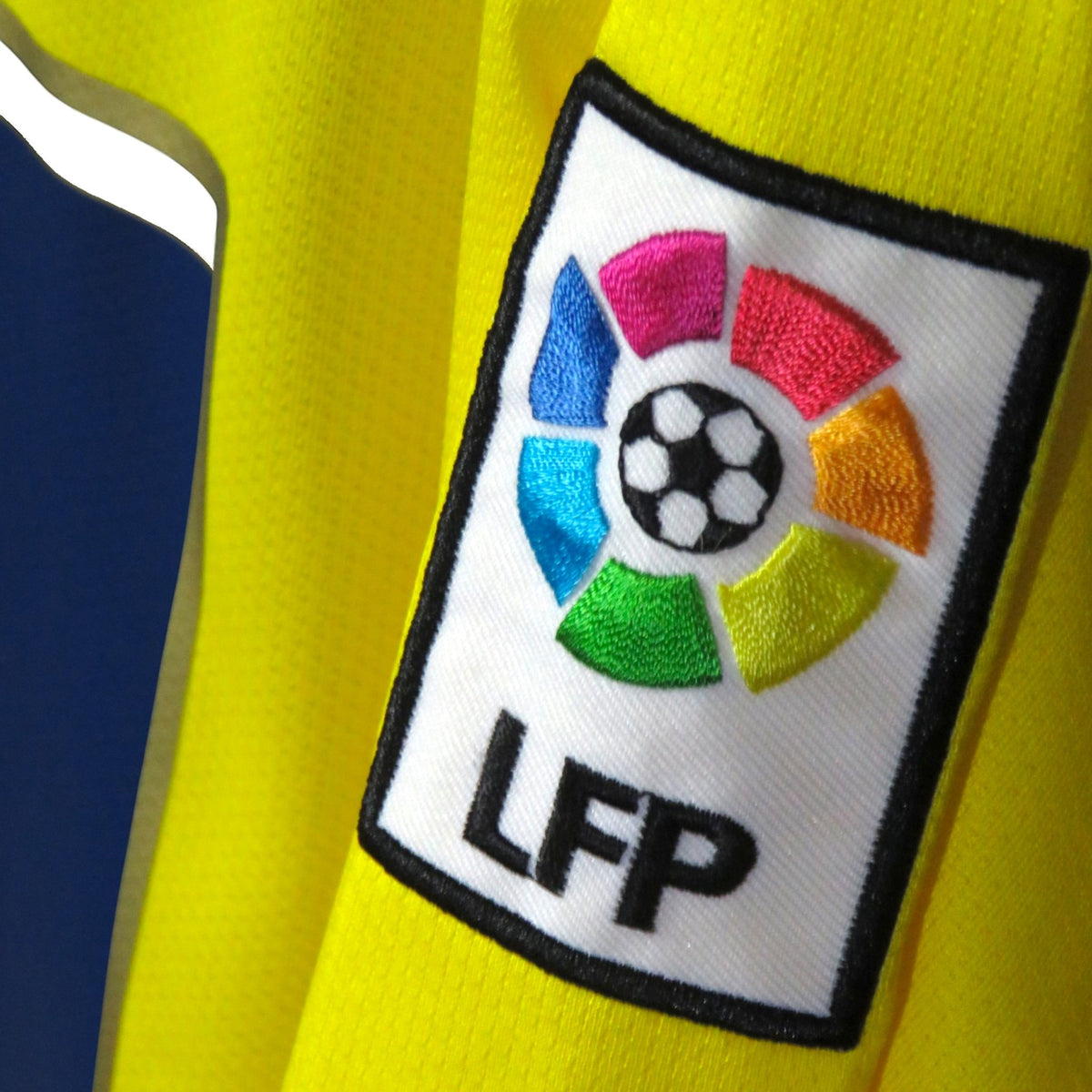 Nostalgic Football Shirts Barcelona 2008-10 uitshirt detail met geborduurde LFP-badge op de gele mouw