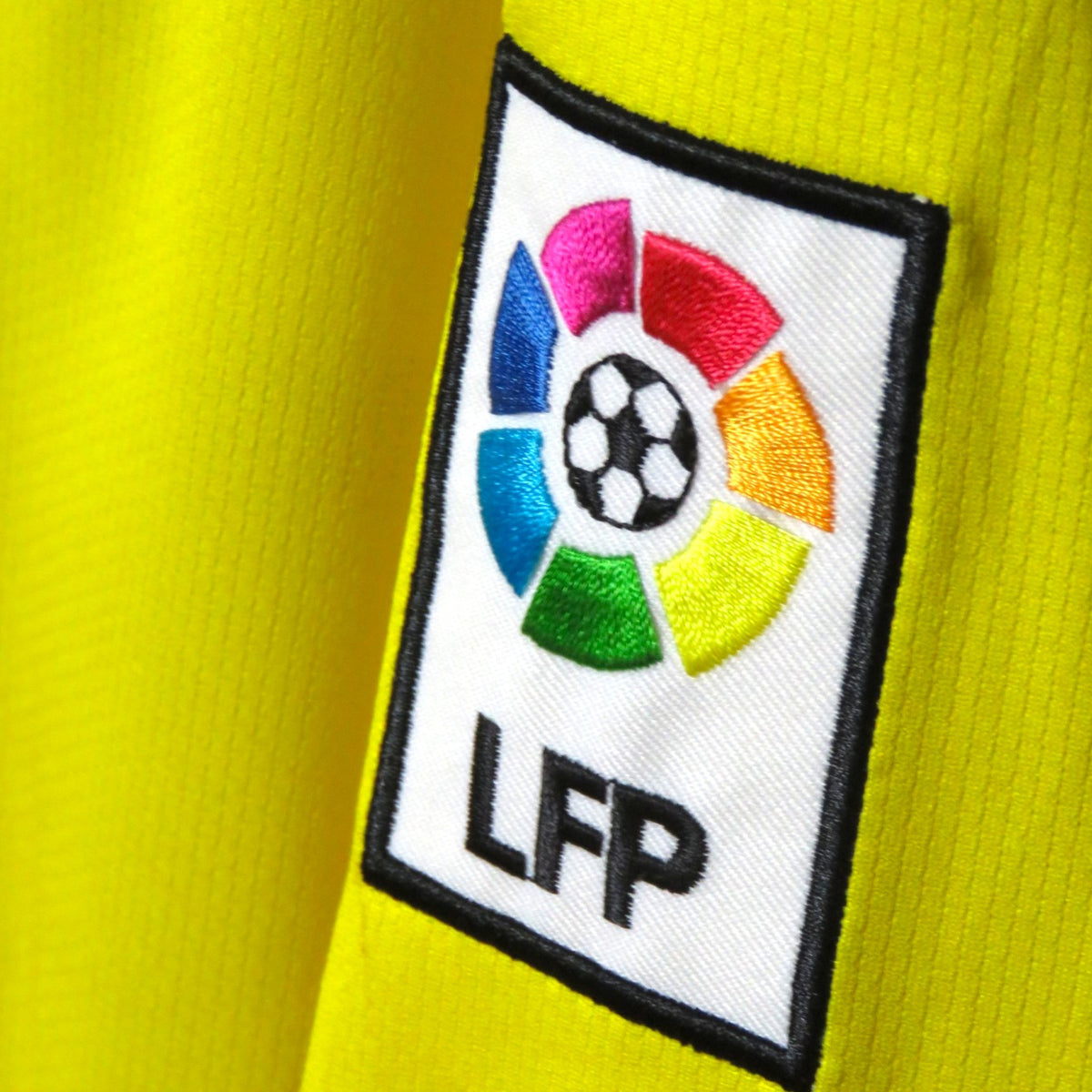 Nostalgic Football Shirts Barcelona 2008-10 uitshirt detail met geborduurde LFP-badge op felgele stof