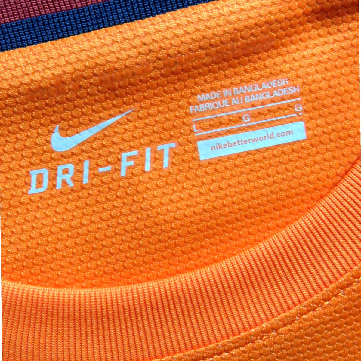 Nostalgic Football Shirts Barcelona 2012-13 uitshirt oranje Nike Dri-FIT neklabel detail