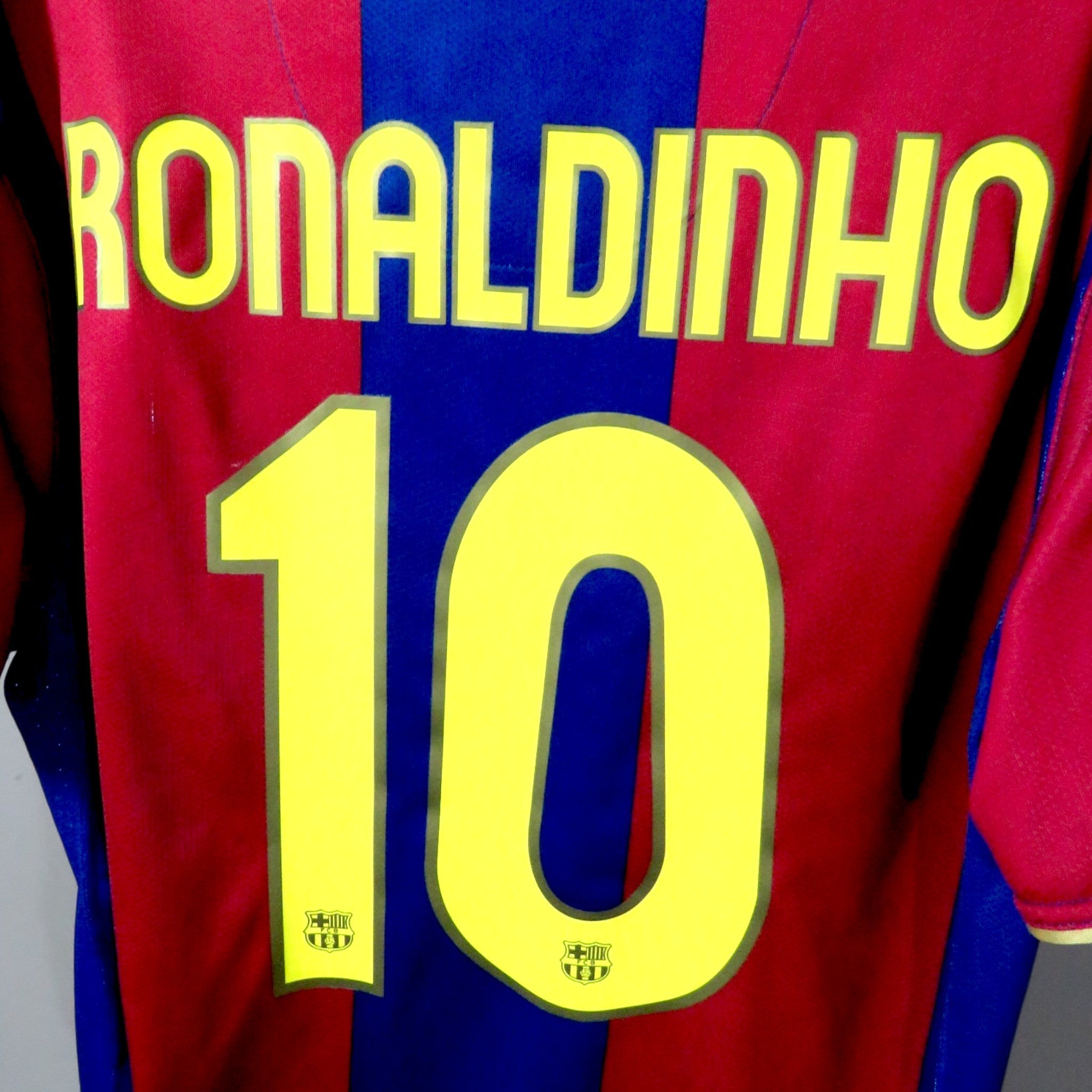 Nostalgic Football Shirts Barcelona 2007-08 thuisshirt met Ronaldinho nummer 10 in blaugrana strepen