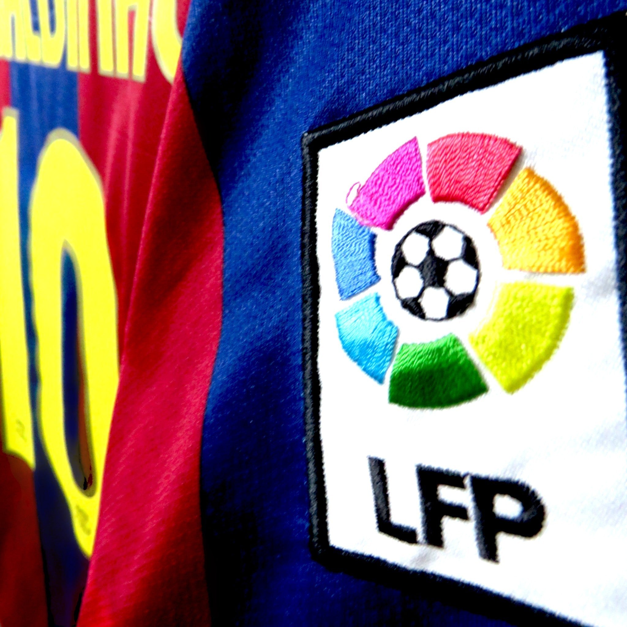 Nostalgic Football Shirts Barcelona 2007-08 thuisshirt met LFP-badge en Ronaldinho nummer 10 op de achterzijde