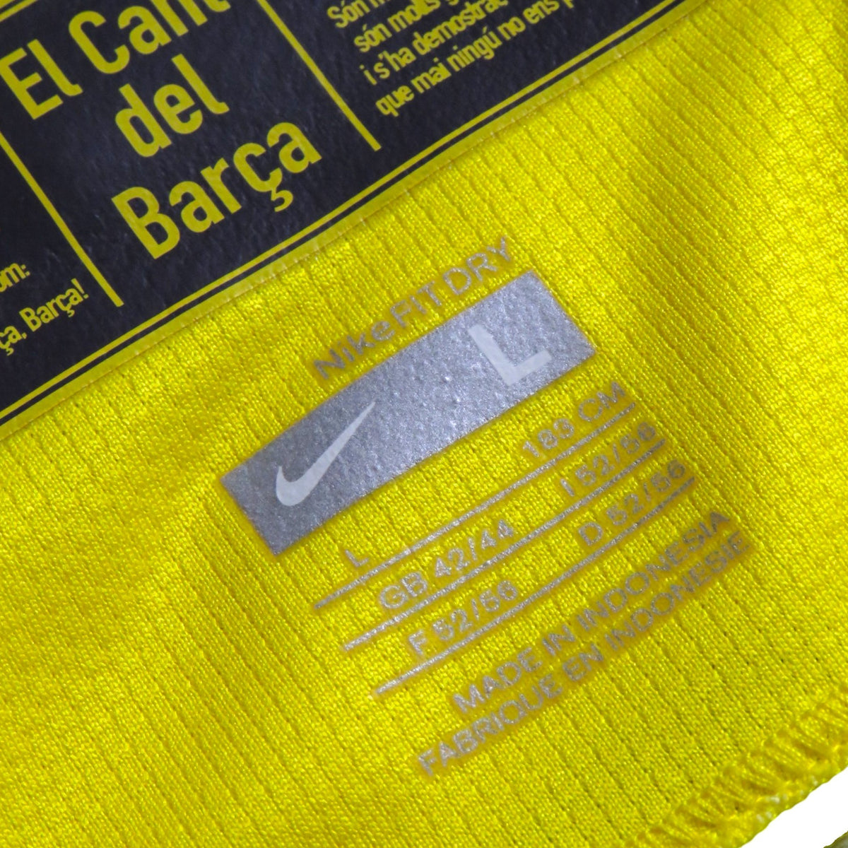 Nostalgic Football Shirts Barcelona 2008-10 uitshirt maat L label met Nike Fit Dry technologie op gele stof