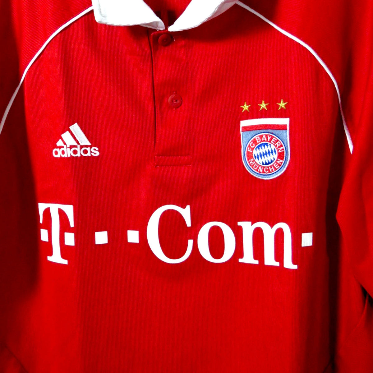Nostalgic Football Shirts Bayern München 2005-06 thuisshirt in rood met witte kraag, Adidas logo en clubembleem.