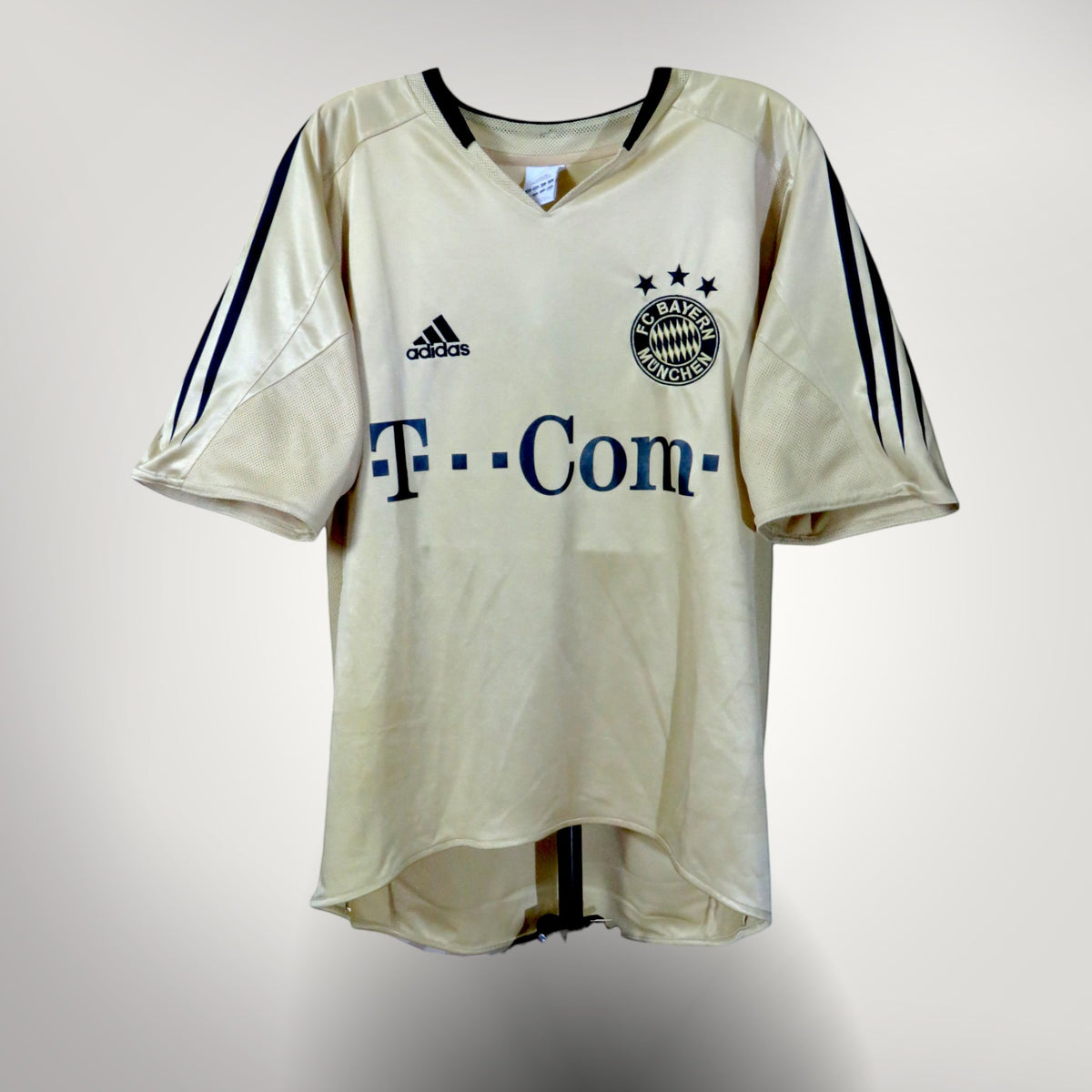 Nostalgic Football Shirts FC Bayern München 2004-05 uitshirt in goud met zwarte accenten en T-Mobile sponsorlogo