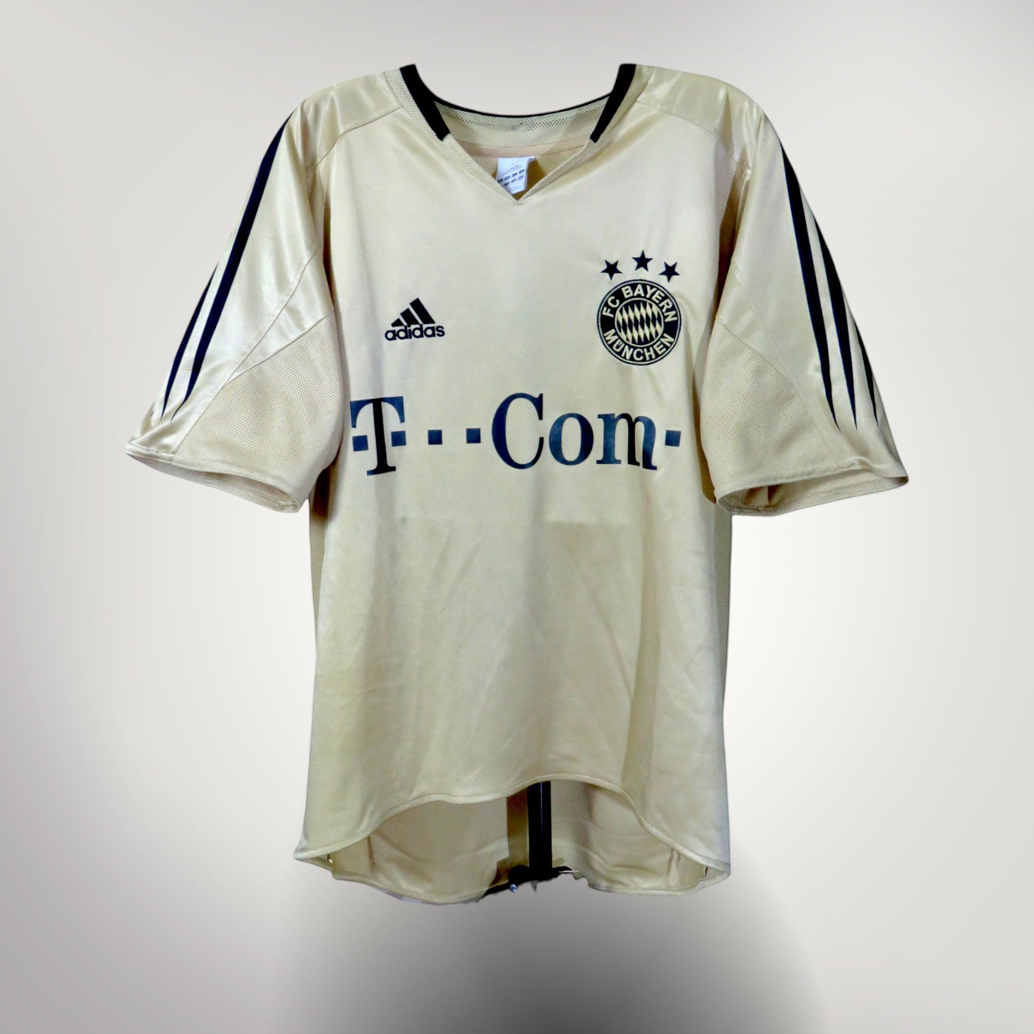 Nostalgic Football Shirts FC Bayern München 2004-05 uitshirt in goud met zwarte accenten en T-Mobile sponsorlogo