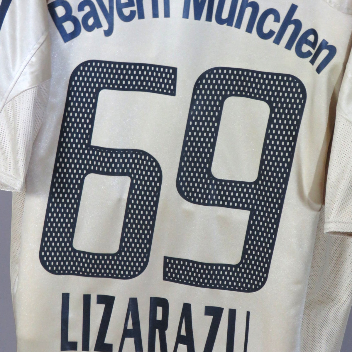 Nostalgic Football Shirts FC Bayern München 2004-05 uitshirt in goud met Lizarazu nummer 69 op de achterkant