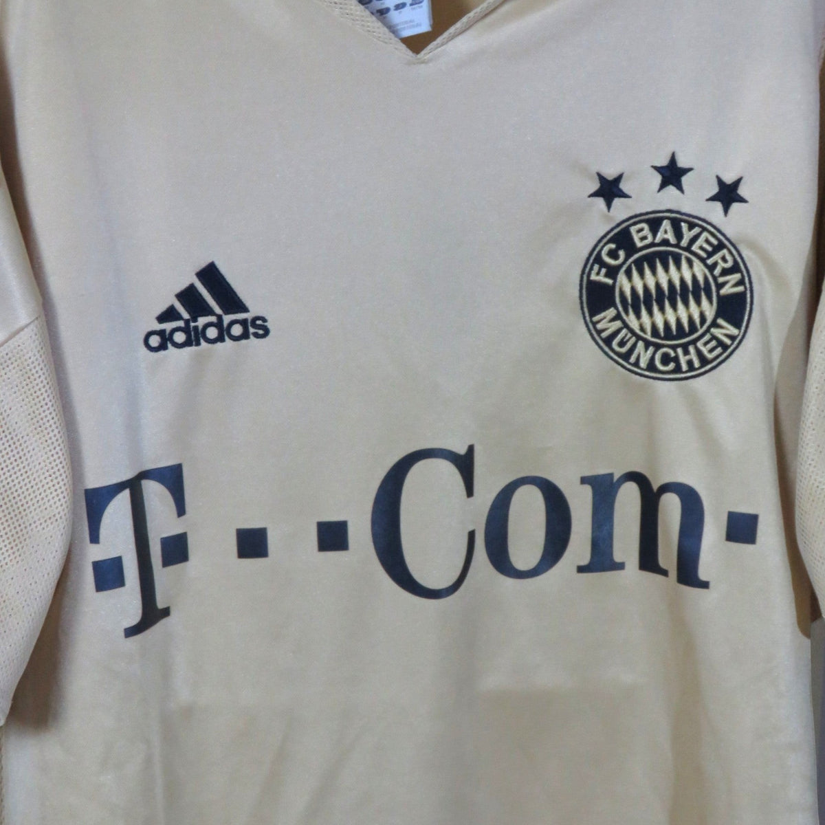 Nostalgic Football Shirts FC Bayern München 2004-05 uitshirt in goud met zwart Adidas logo en T-Mobile sponsor