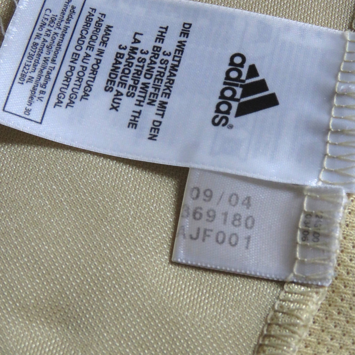 Nostalgic Football Shirts FC Bayern Munich 2004-05 uitshirt waslabel met Adidas logo en productinformatie