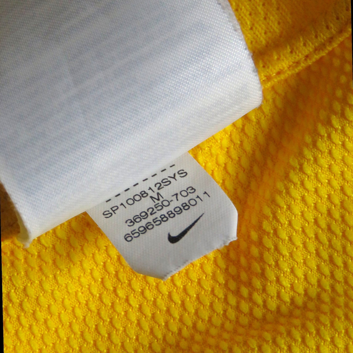 Nostalgic Football Shirts label van het gele Nike Brazil 2010-11 thuisshirt met maat M en productcode