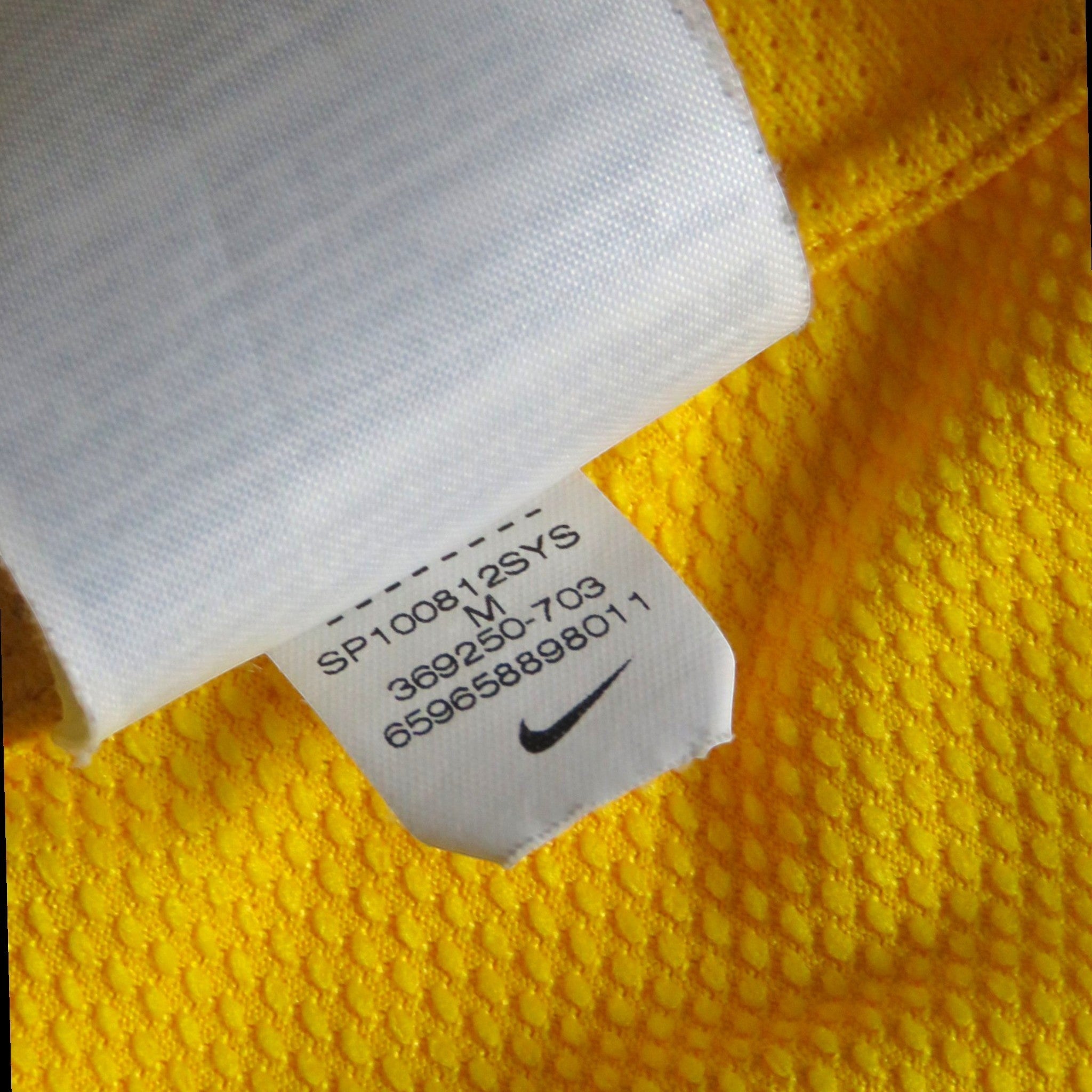 Nostalgic Football Shirts label van het gele Nike Brazil 2010-11 thuisshirt met maat M en productcode
