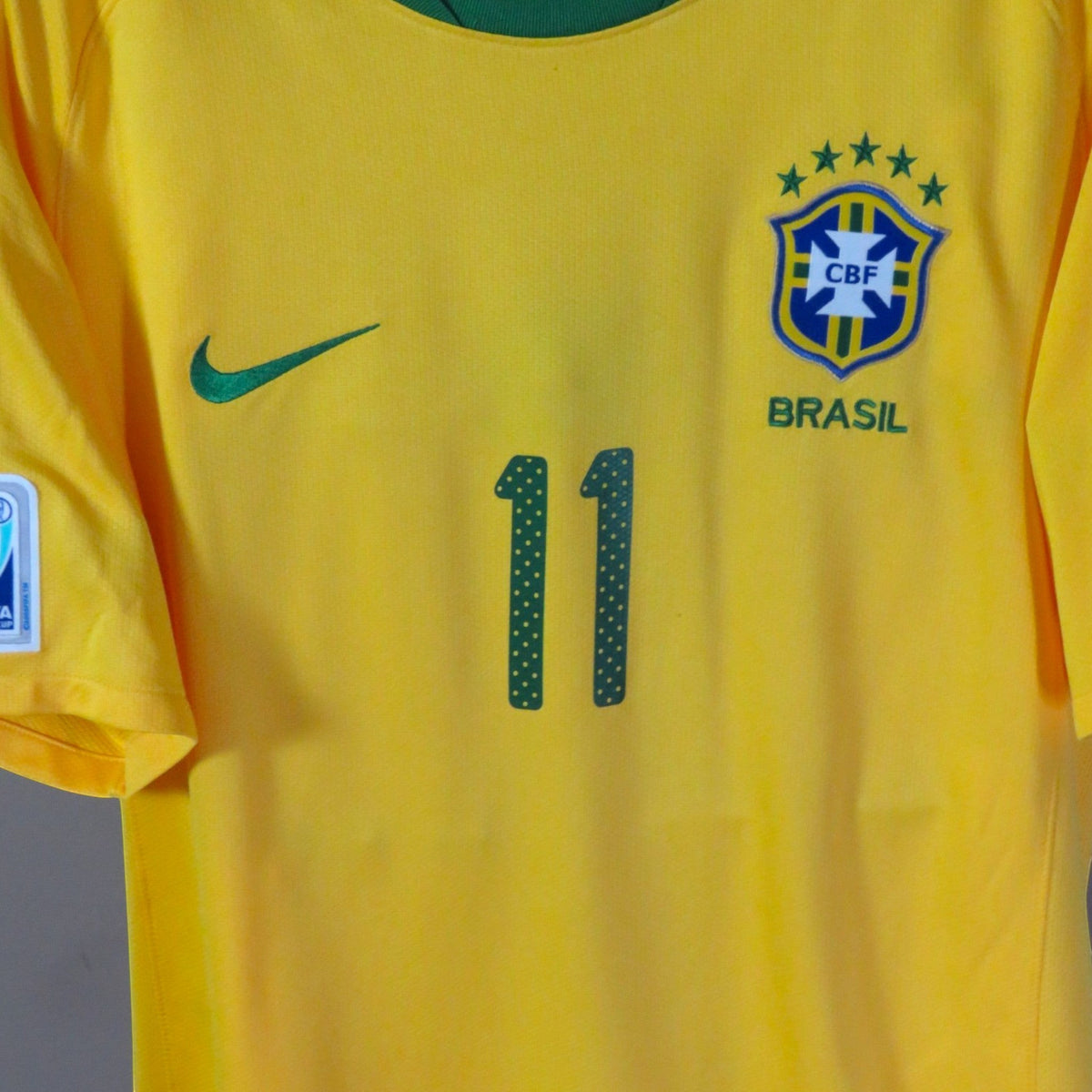 Nostalgic Football Shirts Brazilië 2010-11 thuisshirt in kanariegeel met Robinho nummer 11 en geborduurd CBF-embleem.