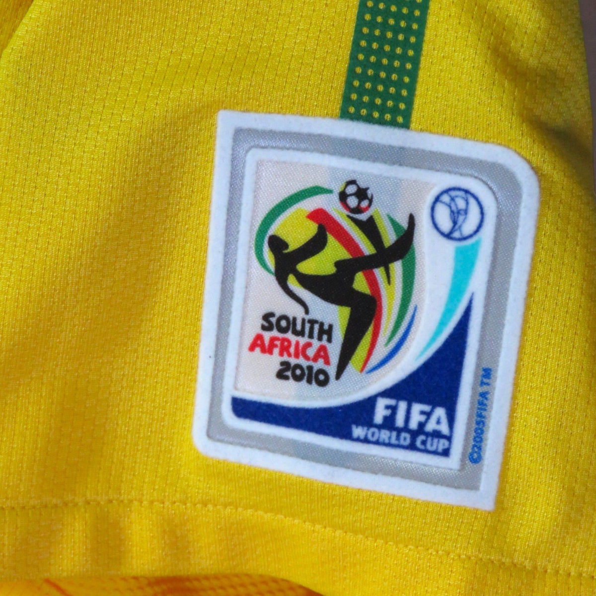 Nostalgic Football Shirts Brazilië 2010 WK-patch op kanariegeel voetbalshirt met groene details