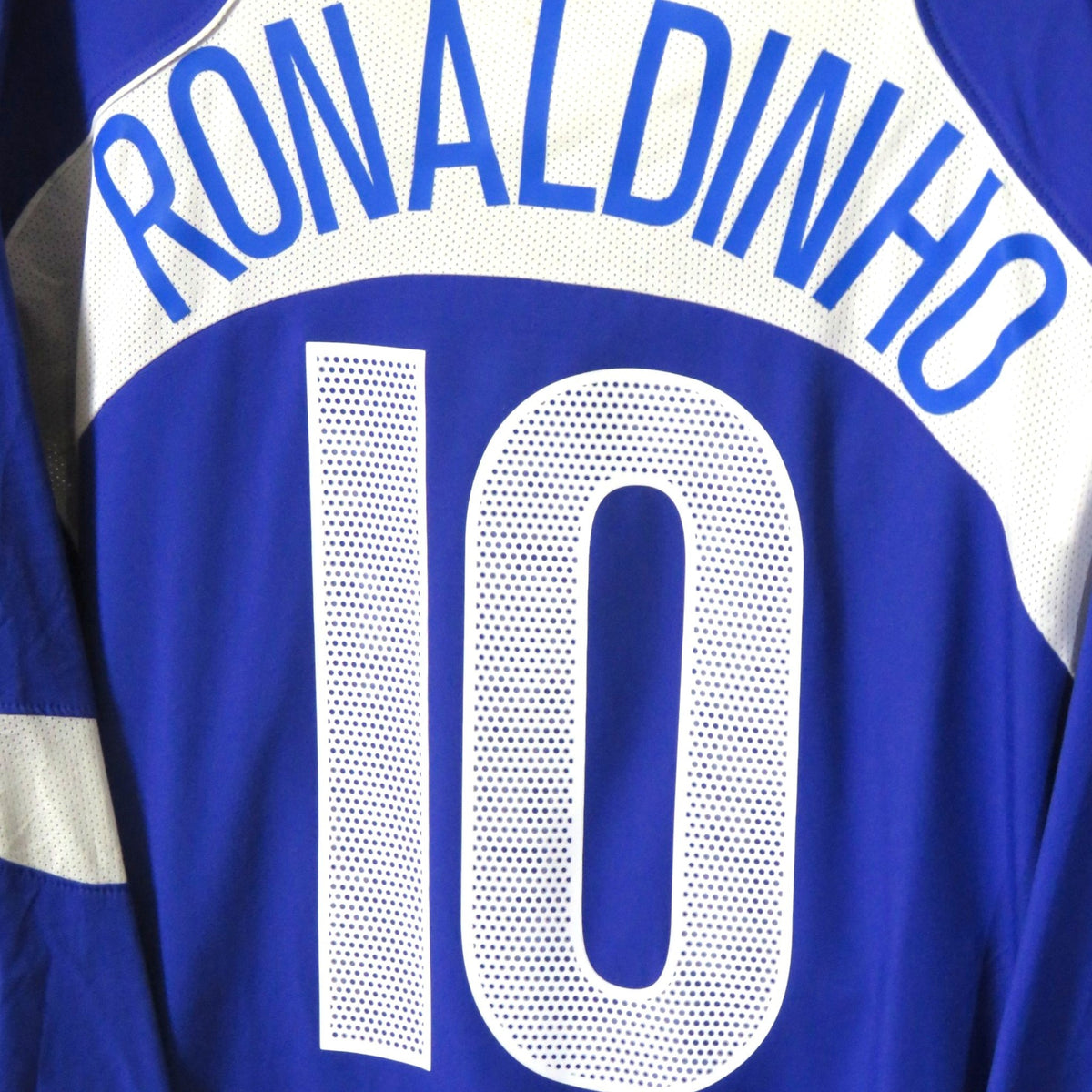 Nostalgic Football Shirts Brazilië uitshirt 2004-06 met Ronaldinho nummer 10 bedrukking op de achterkant