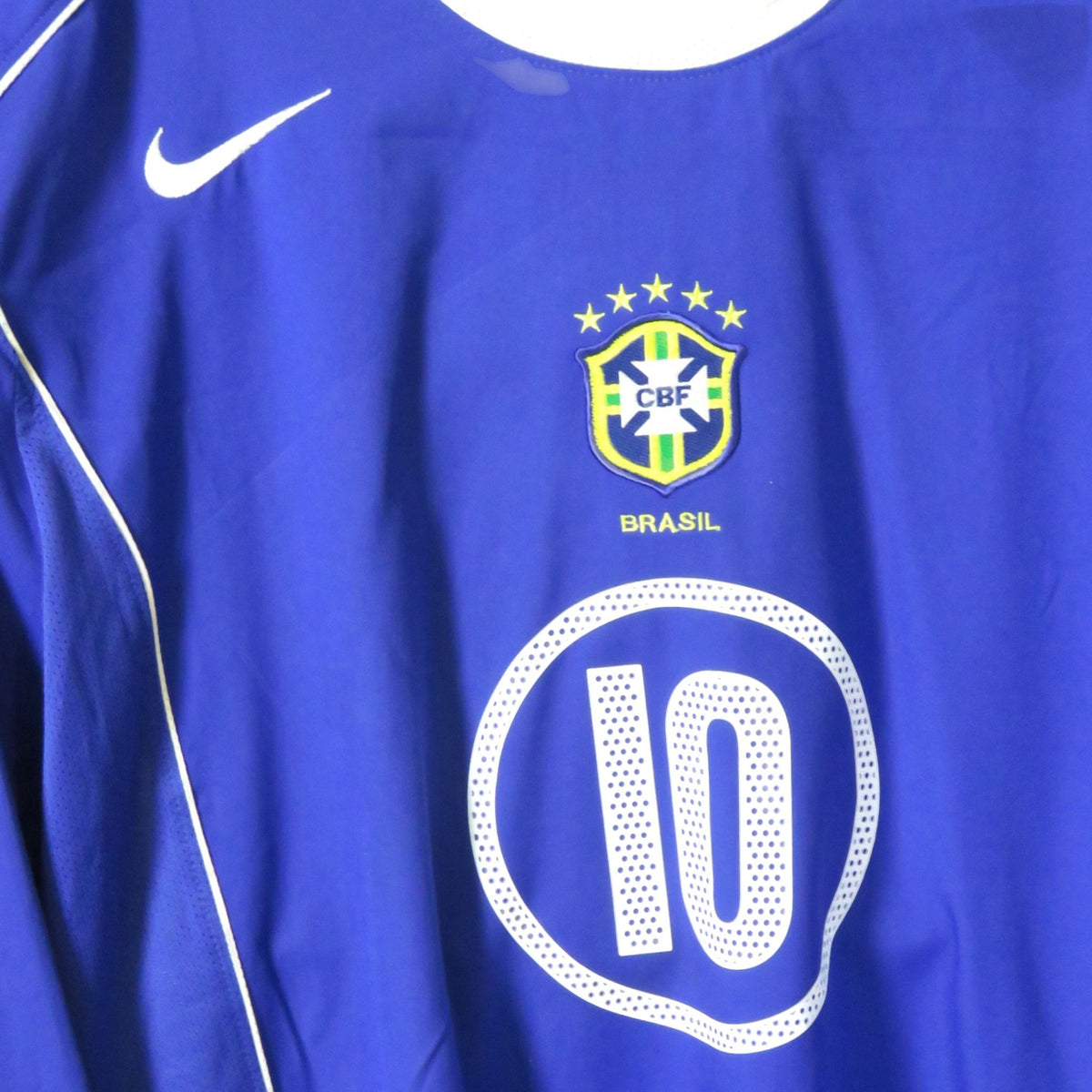 Nostalgic Football Shirts blauw Brazilië uitshirt 2004-06 met Ronaldinho nummer 10 en CBF embleem