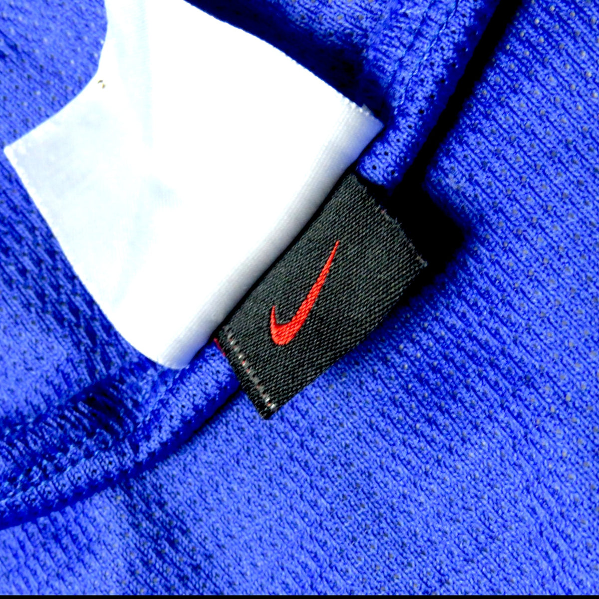 Nostalgic Football Shirts Brazilië 2004-06 uitshirt detail met Nike label op koningsblauw mesh materiaal