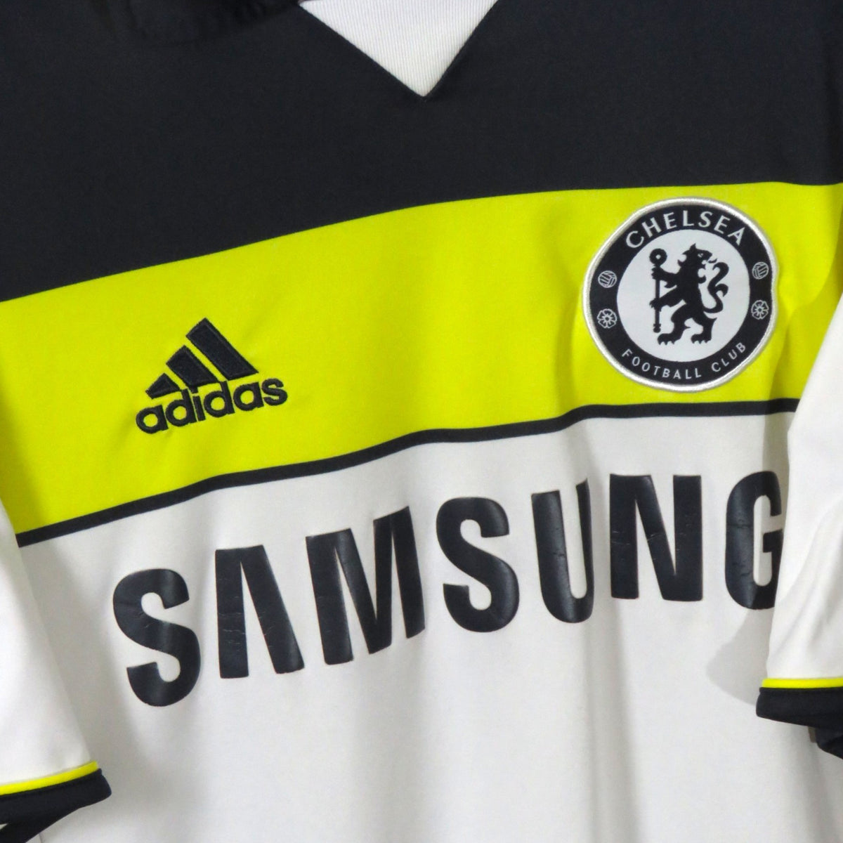 Nostalgic Football Shirts Chelsea 2011-12 derde voetbalshirt met zwart, wit en neongeel design en clublogo.