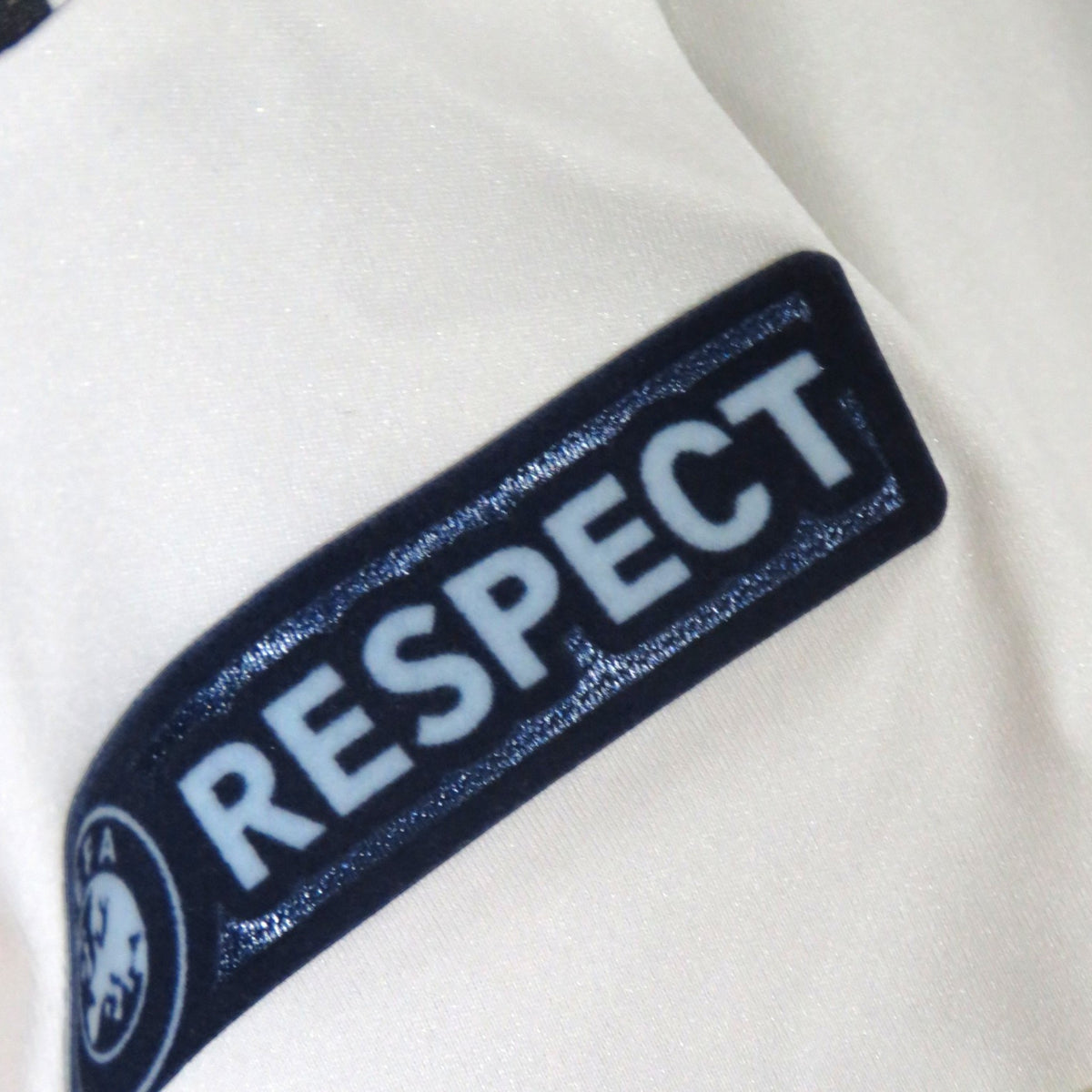 Nostalgic Football Shirts Chelsea 2011-12 derde shirt detail met officiële UEFA Respect badge op de mouw
