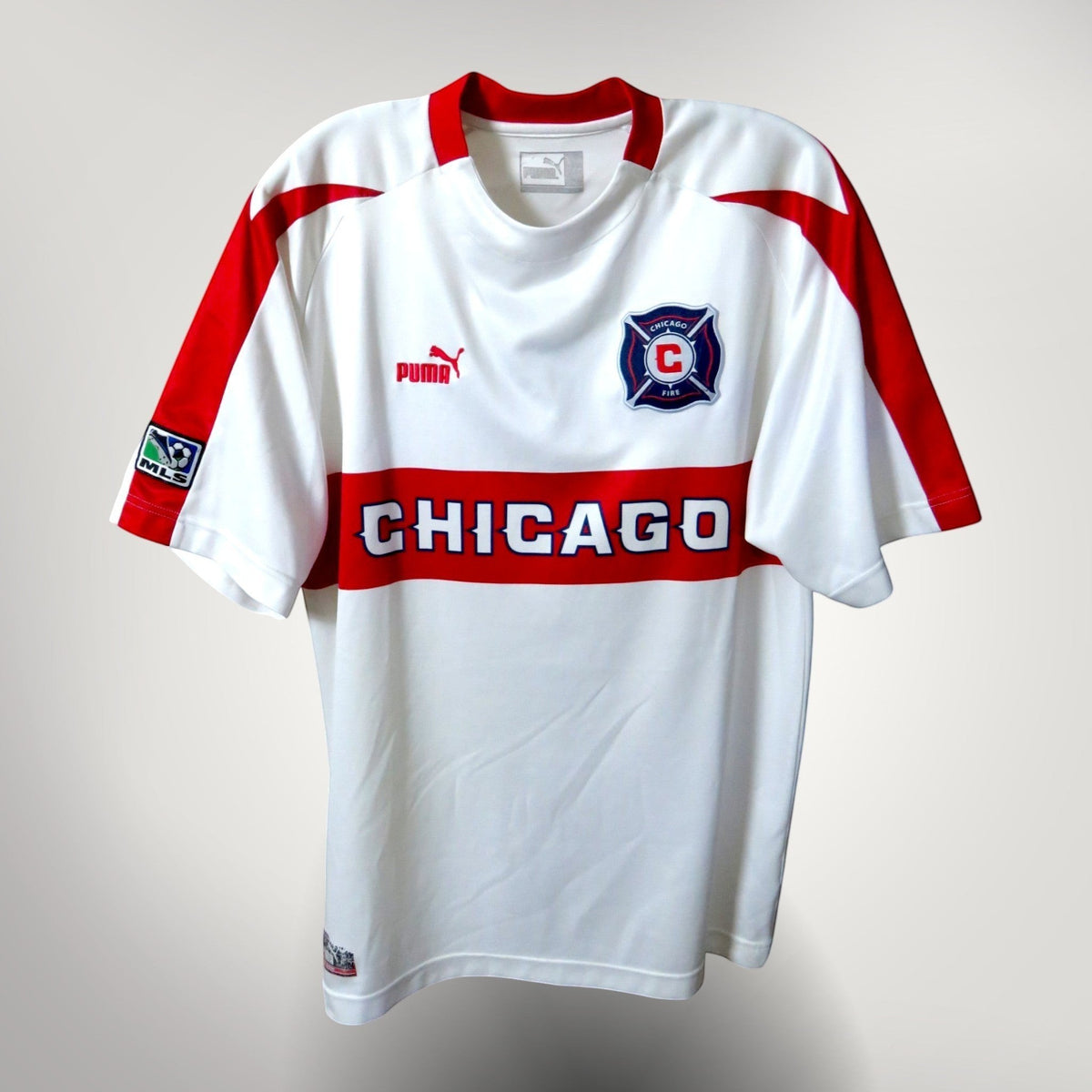Nostalgic Football Shirts Chicago Fire 2003-04 uitshirt in wit met rode details, Puma logo en clubembleem.