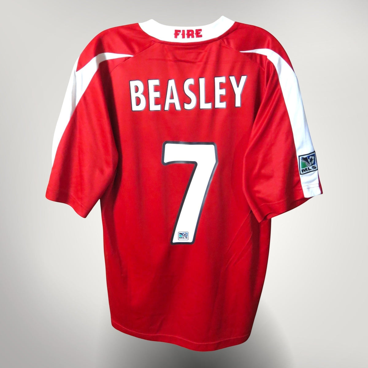 Nostalgic Football Shirts Chicago Fire 2003-04 thuisshirt rood met Beasley 7 bedrukking en witte accenten