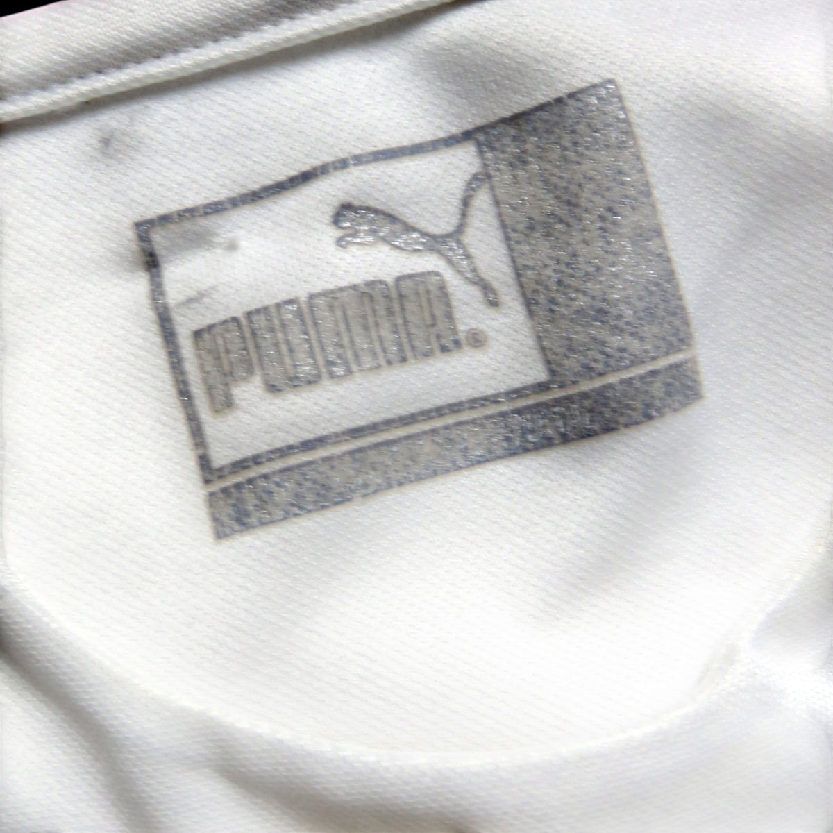 Nostalgic Football Shirts Chicago Fire 2003-04 uitshirt detail van het Puma logo op de witte stof