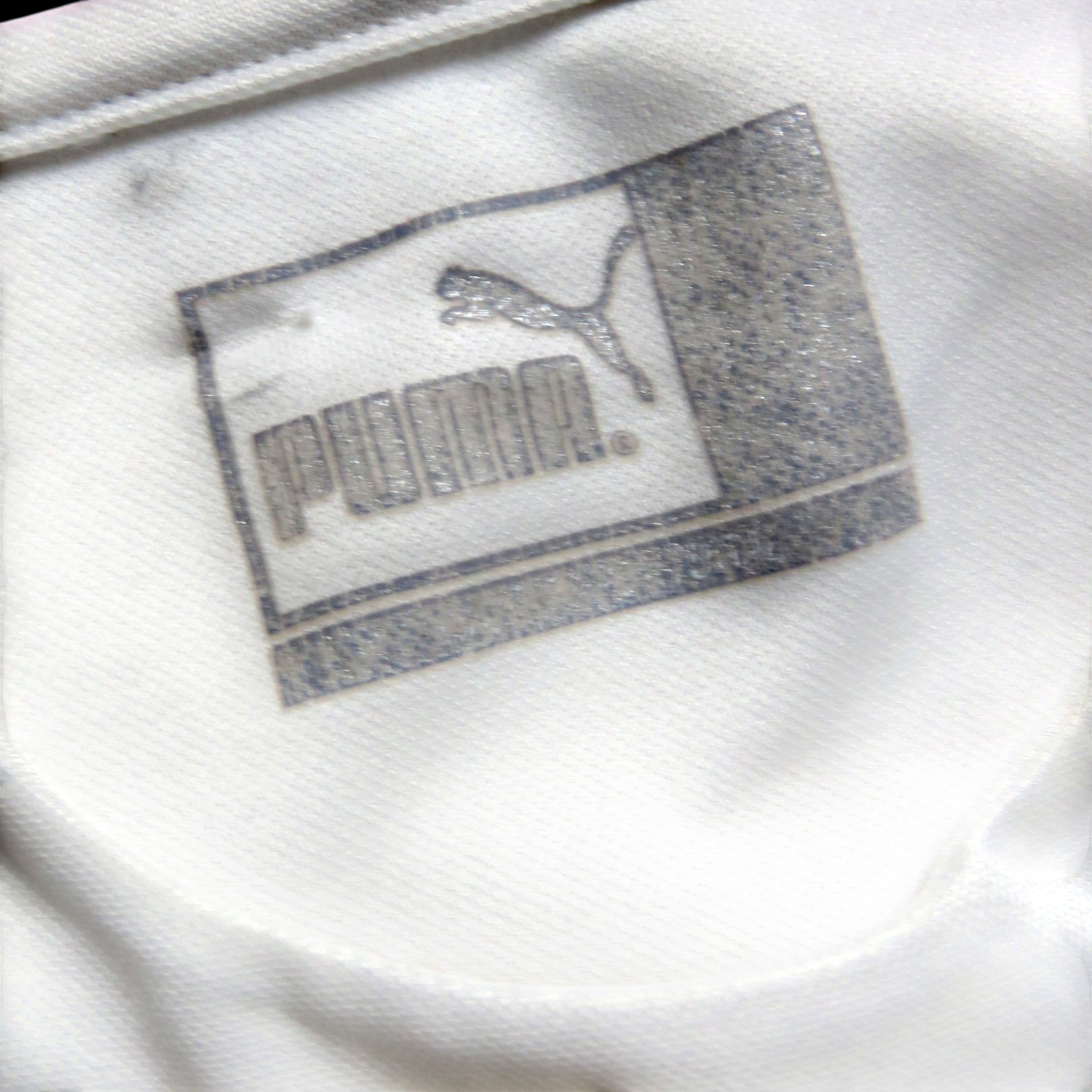 Nostalgic Football Shirts Chicago Fire 2003-04 uitshirt detail van het Puma logo op de witte stof
