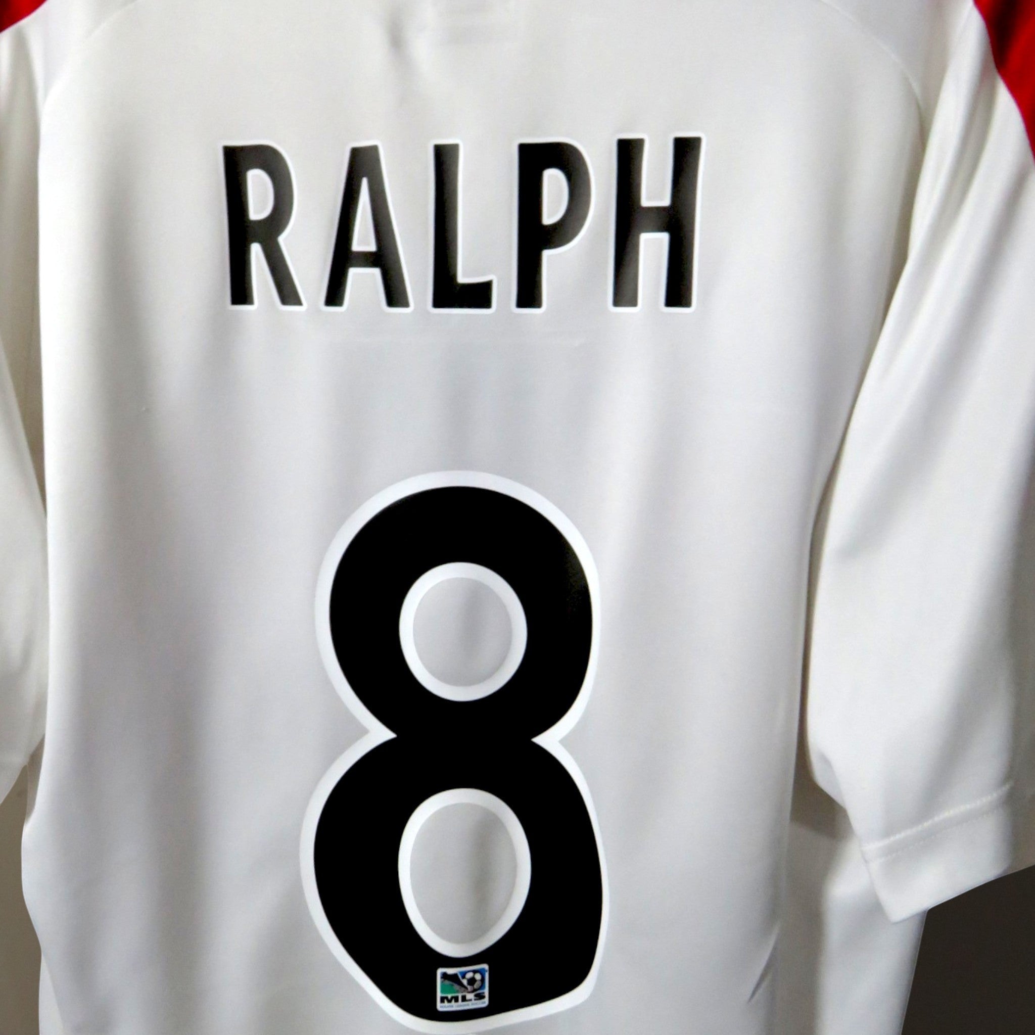 Achterkant van het witte Nostalgic Football Shirts Chicago Fire 2003-04 uitshirt met Ralph nummer 8 bedrukking