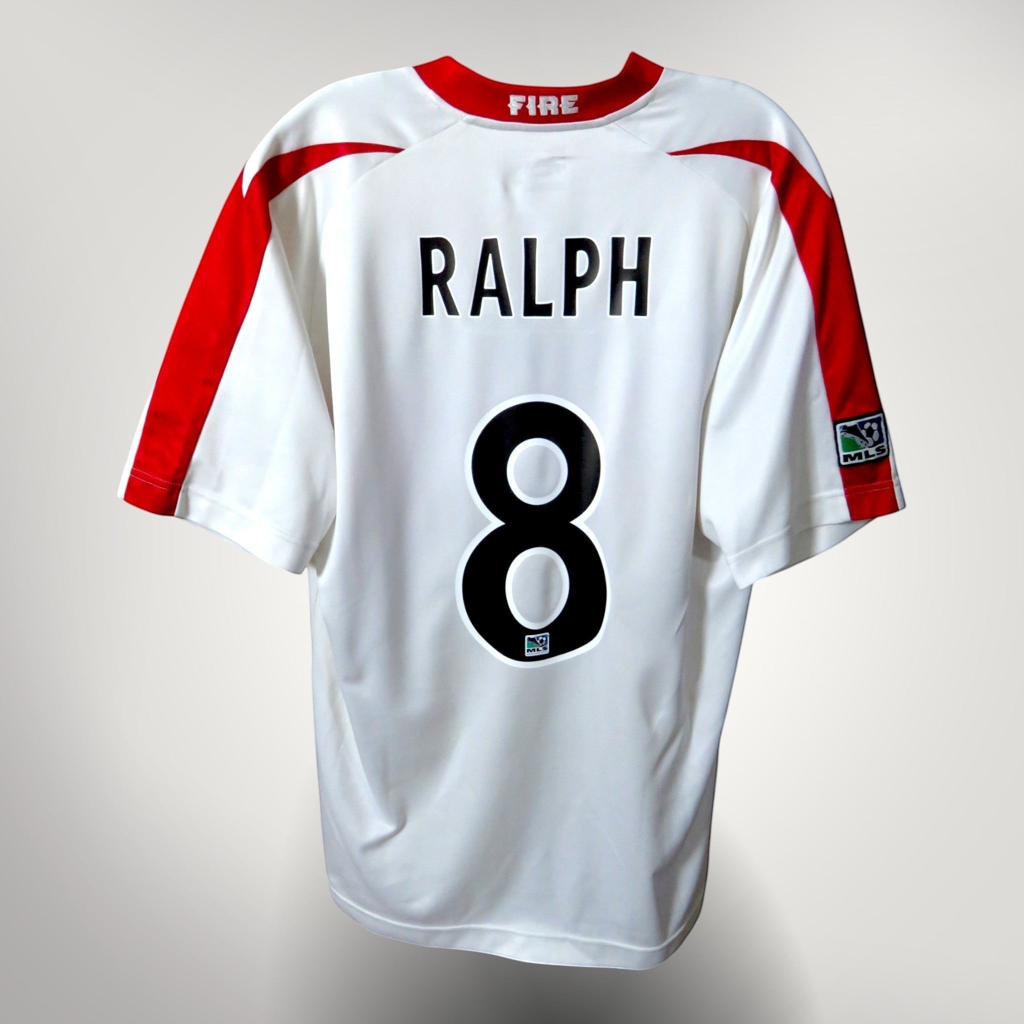Nostalgic Football Shirts Chicago Fire 2003-04 uitshirt wit met rode accenten, Ralph nummer 8 op de achterkant.
