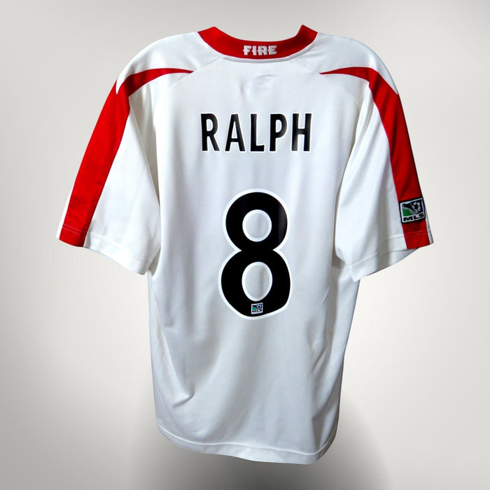 Nostalgic Football Shirts Chicago Fire 2003-04 uitshirt wit met rode accenten, Ralph nummer 8 op de achterkant.