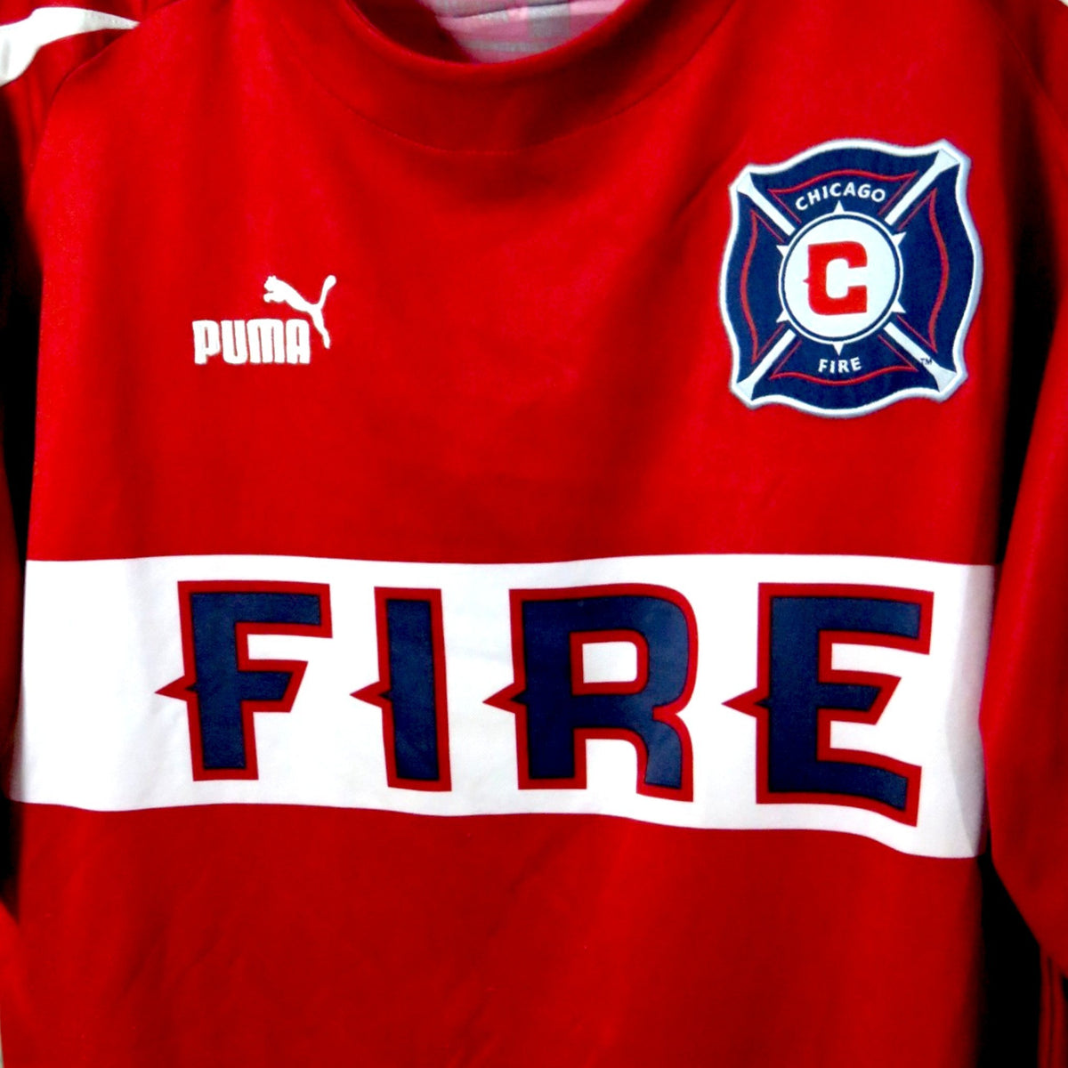 Nostalgic Football Shirts Chicago Fire voetbalshirt in rood met witte borstband, clublogo en Puma-logo op de borst.