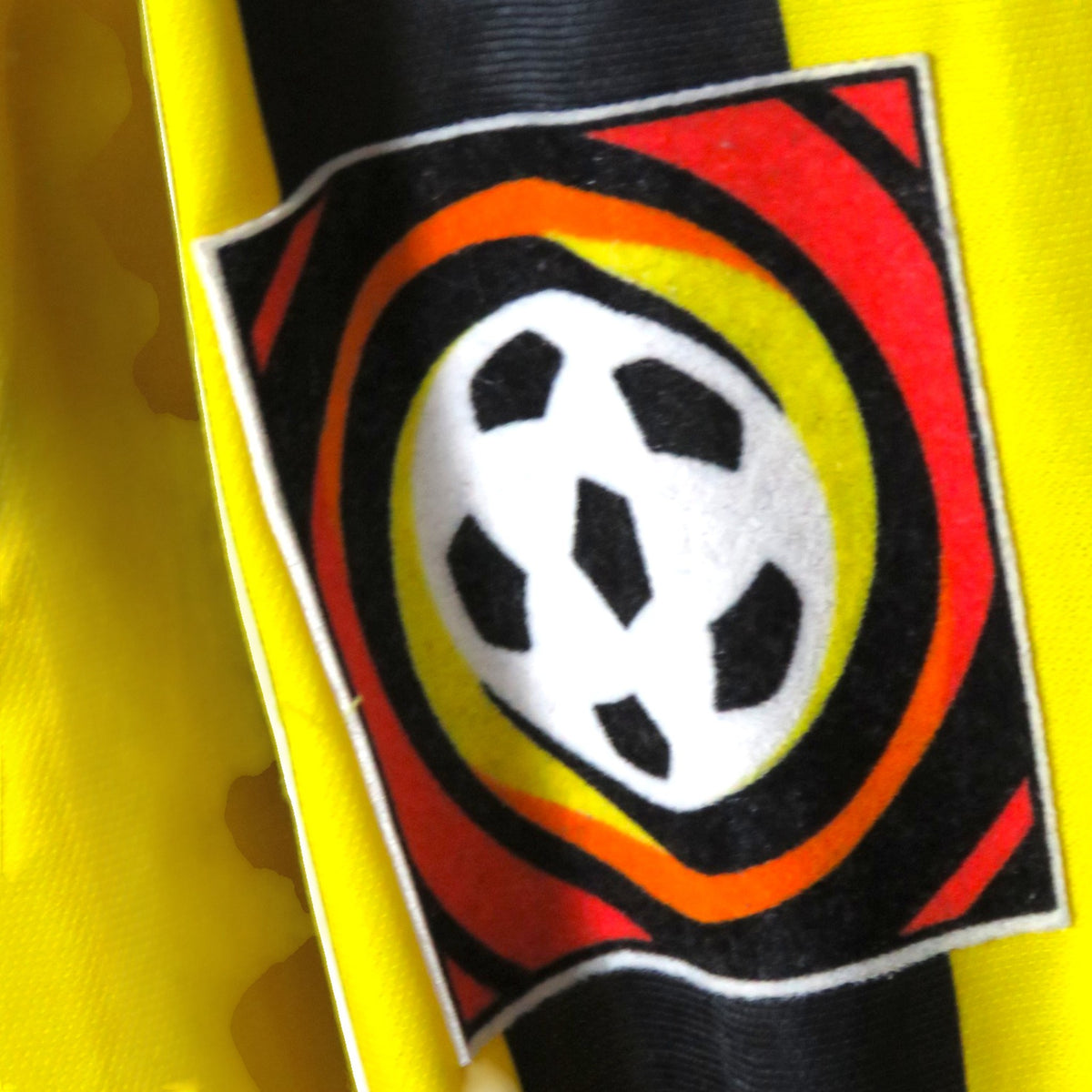 Nostalgic Football Shirts Borussia Dortmund 2000-02 thuisshirt detail van het Goool.de logo op geel en zwart textiel