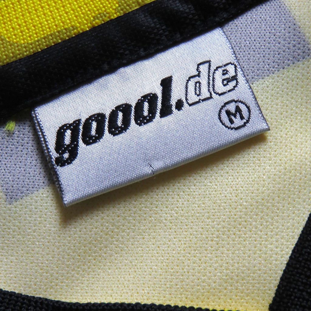Nostalgic Football Shirts Dortmund 2000-02 thuisshirt label met goool.de logo en maat M op gele stof
