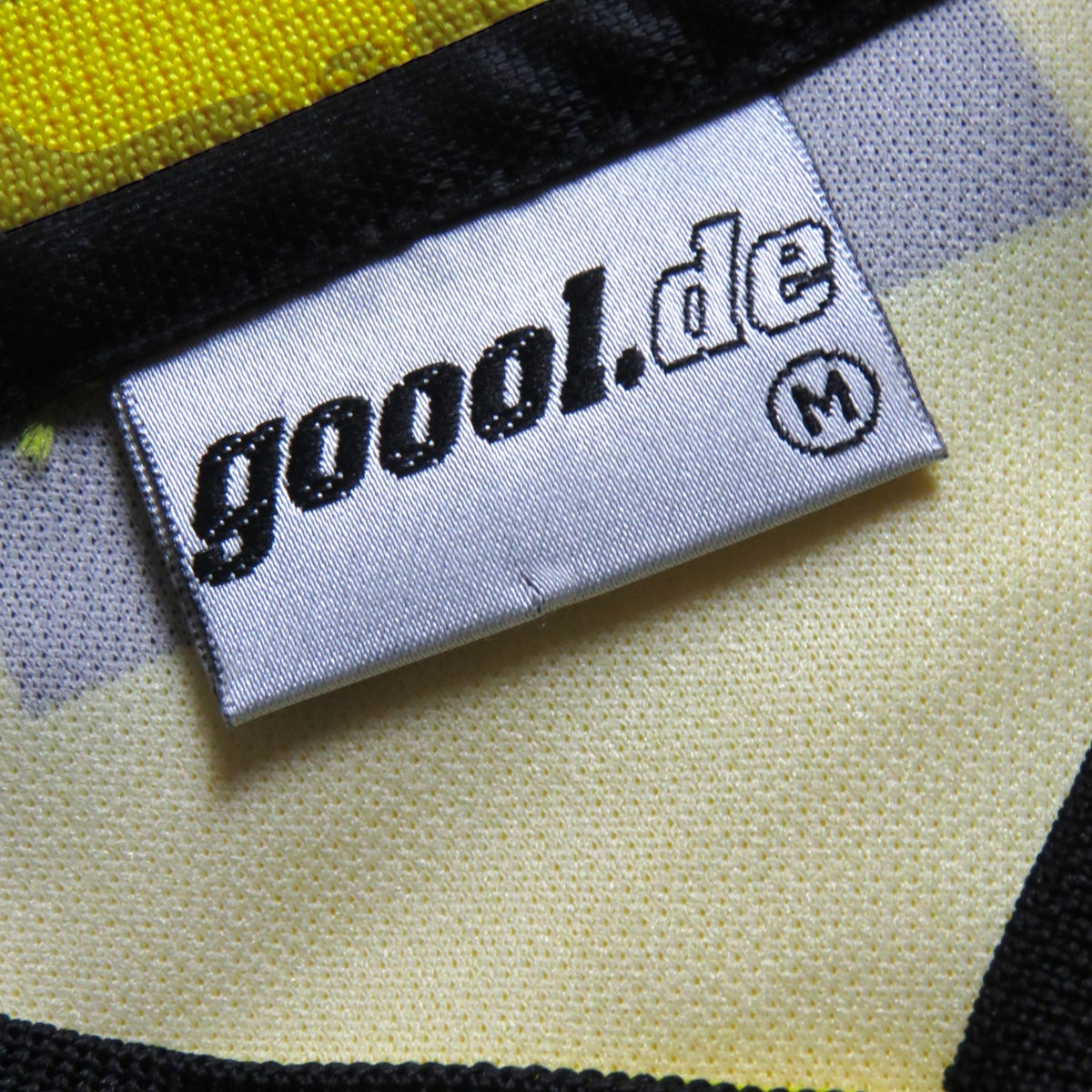 Nostalgic Football Shirts Dortmund 2000-02 thuisshirt label met goool.de logo en maat M op gele stof