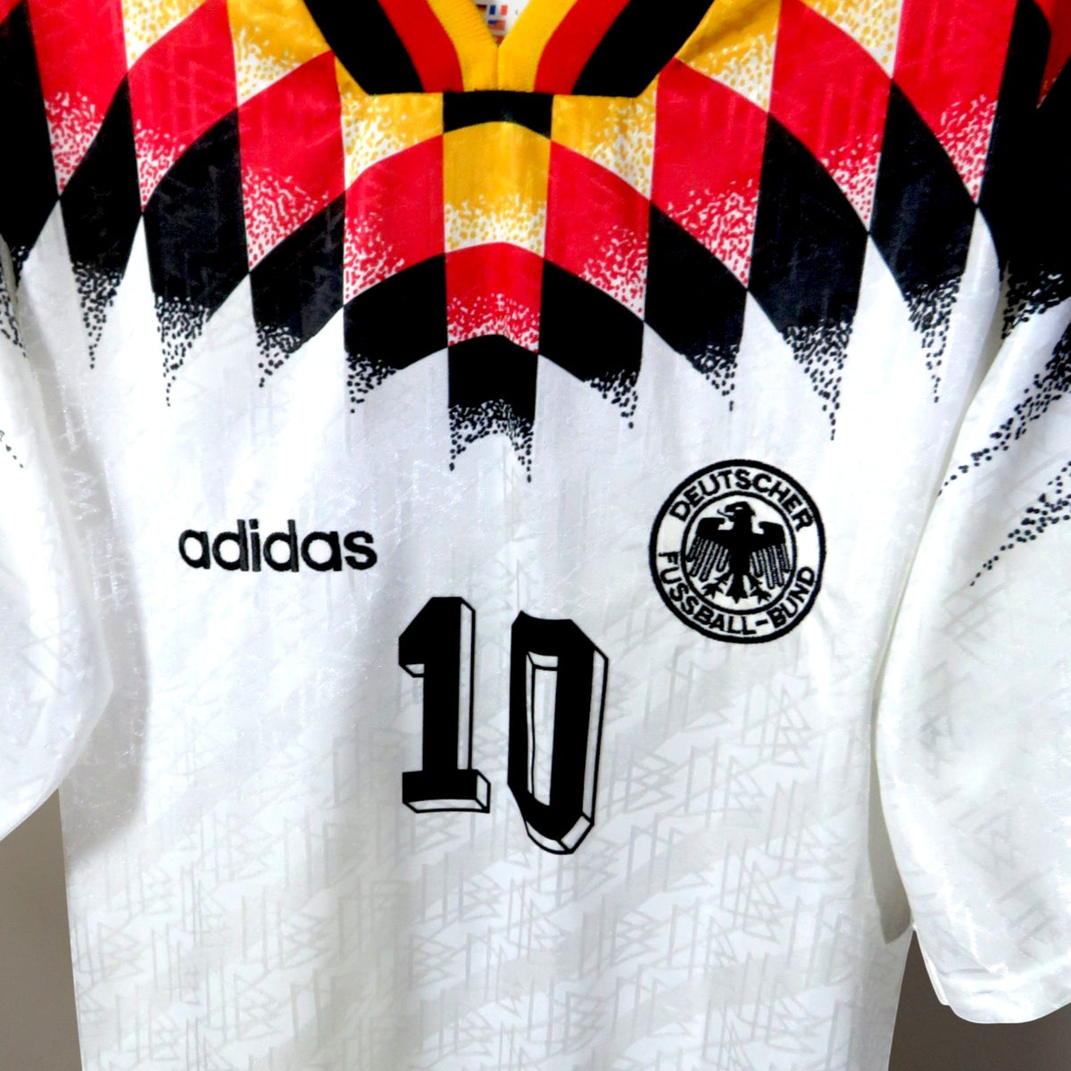 Nostalgic Football Shirts Duitsland 1994-96 thuisshirt met nummer 10 van Matthaus, wit met zwart-rood-gouden accenten.