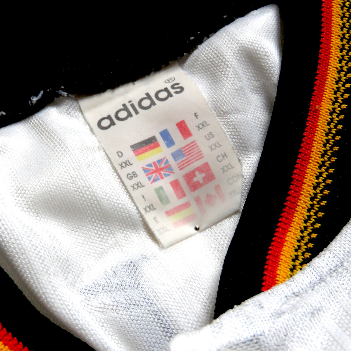 Nostalgic Football Shirts Duitsland 1996-98 thuisshirt maat XXL label met Adidas logo en zwart-rood-gouden kraagdetail