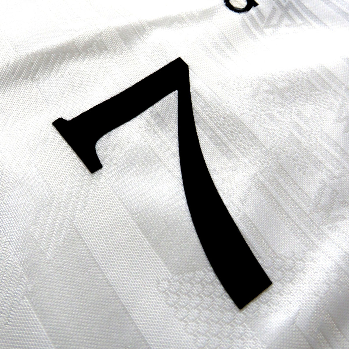 Nostalgic Football Shirts Duitsland 1996-98 thuisshirt detail van het zwarte rugnummer 7 van Moller op witte stof