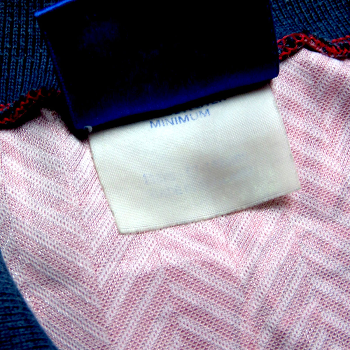 Nostalgic Football Shirts England 1994-95 uitshirt label met chevron textuur en donkerblauwe kraagdetails