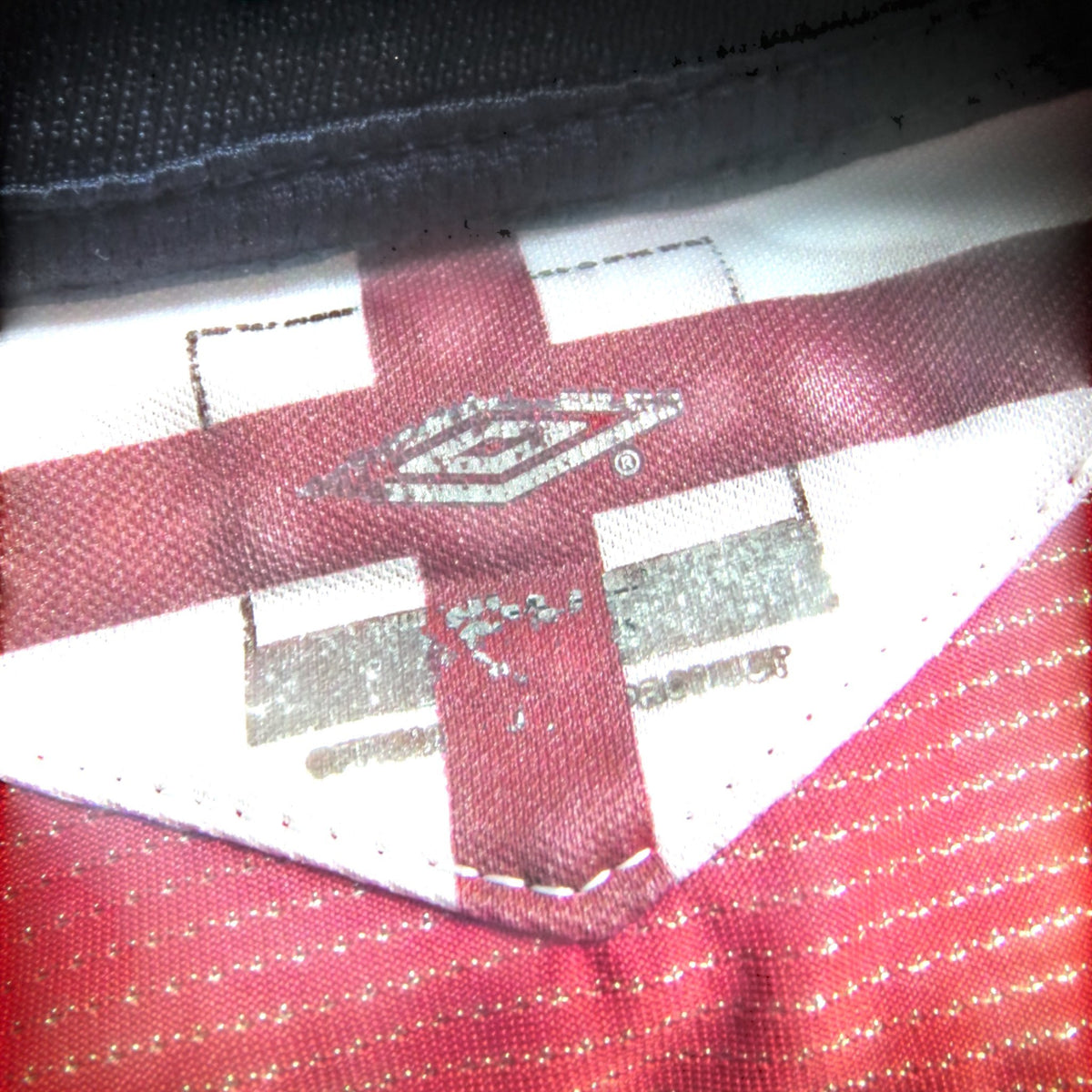 Nostalgic Football Shirts England 2004-06 uitshirt in rood met Umbro logo en gedetailleerde kraagafwerking
