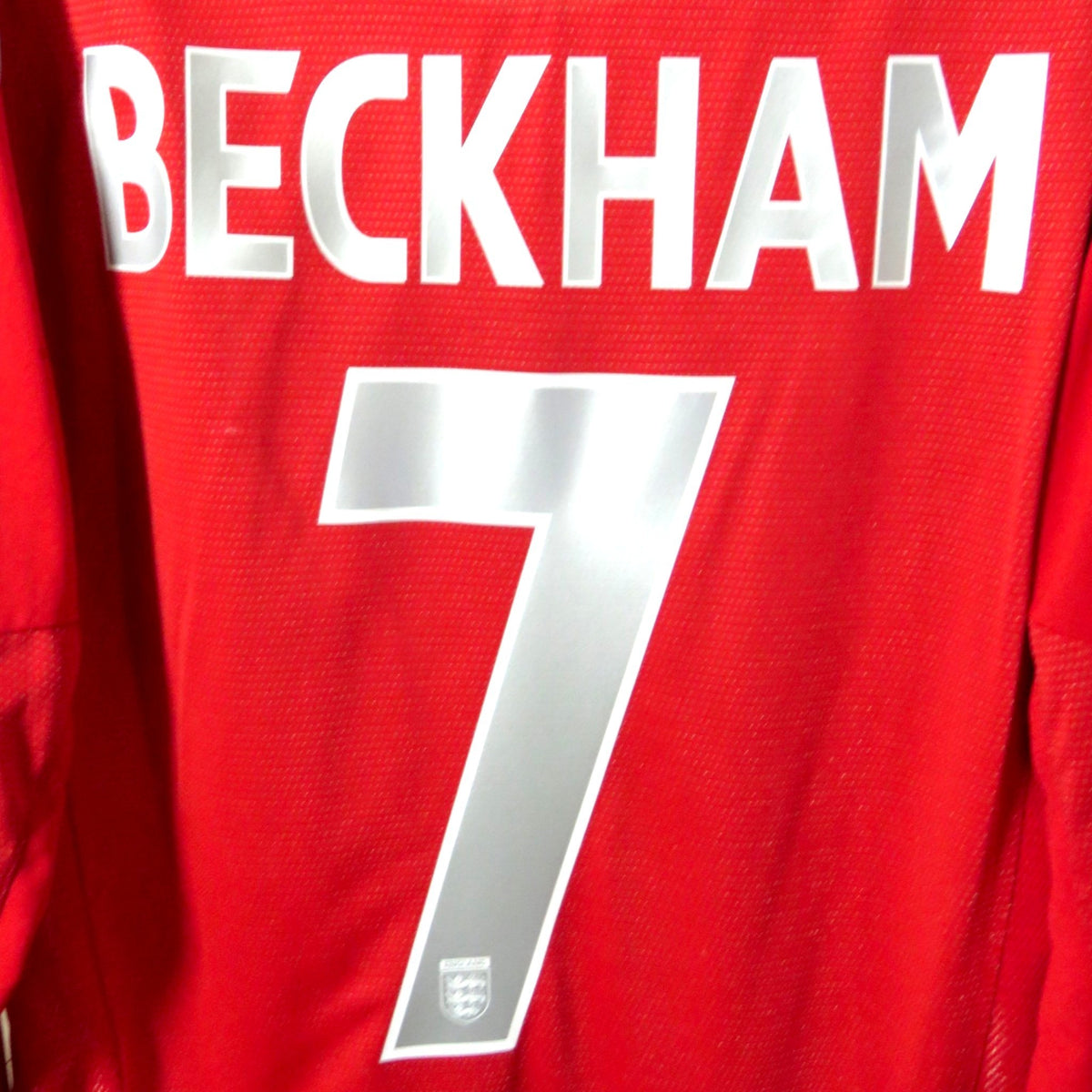 Nostalgic Football Shirts rood Engeland uitshirt 2004-06 met Beckham nummer 7 bedrukking op de achterkant