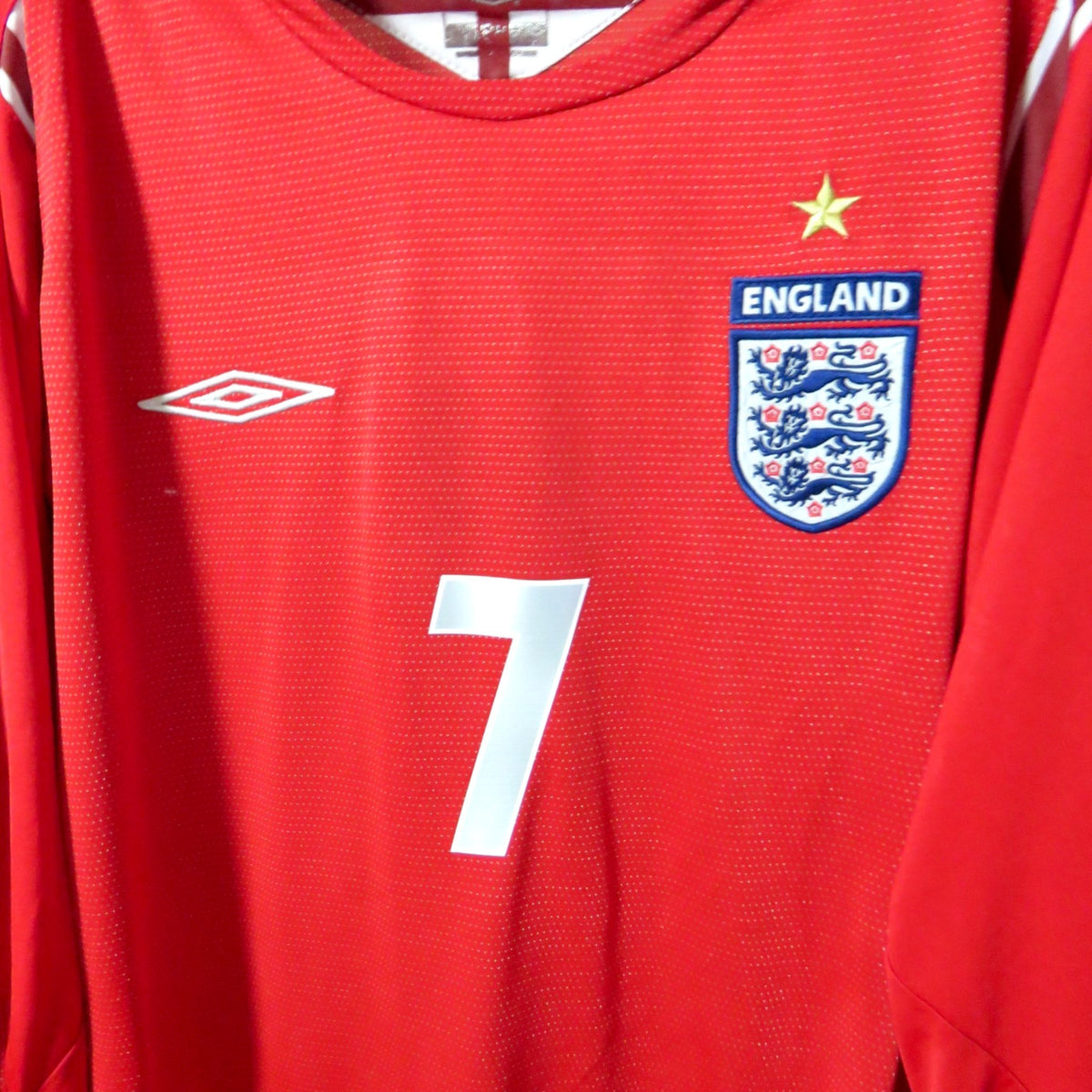 Nostalgic Football Shirts rood Engeland uitshirt 2004-06 met Beckham nummer 7 en geborduurd Three Lions embleem