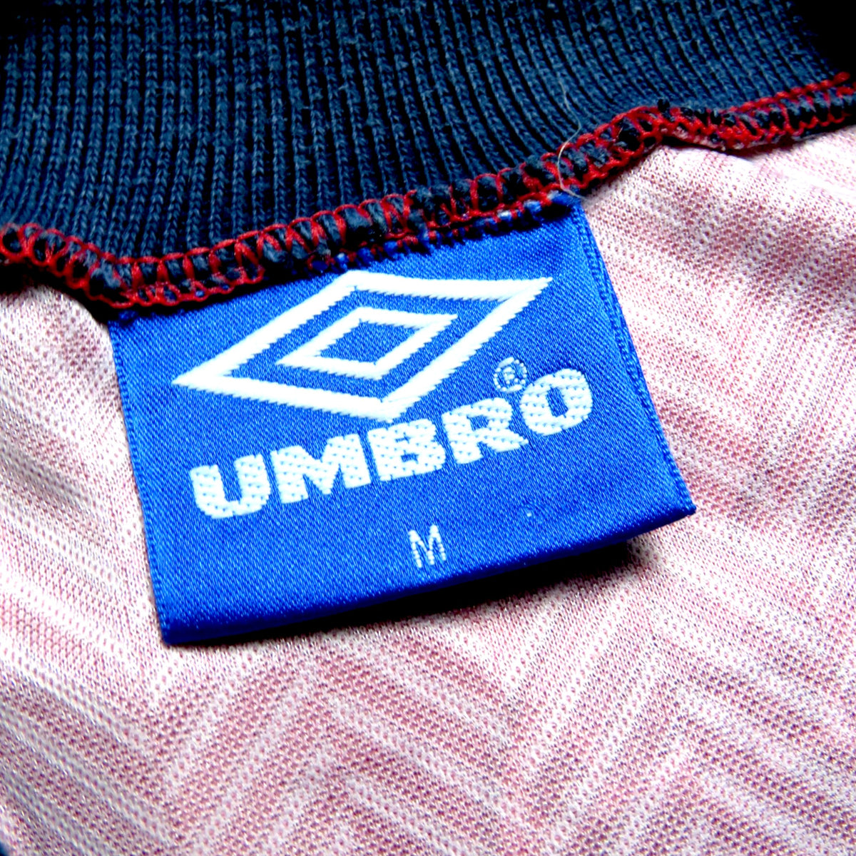 Nostalgic Football Shirts England 1994-95 uitshirt label met Umbro logo en maat M