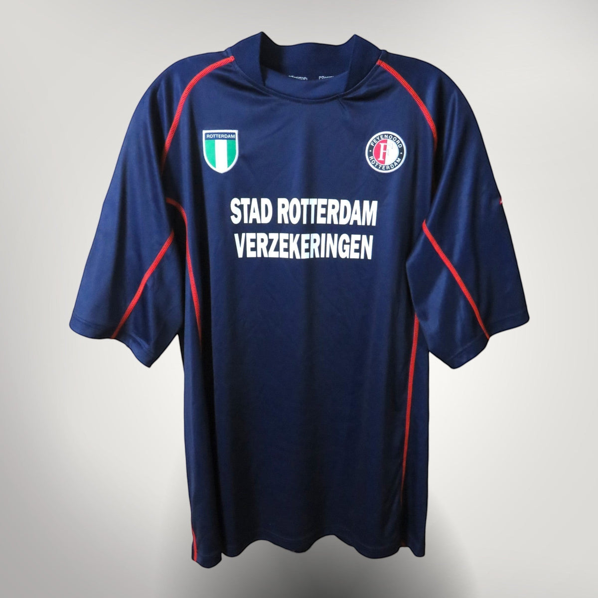 Nostalgic Football Shirts Feyenoord 2002-03 derde voetbalshirt in marineblauw met rode accenten en sponsorlogo.