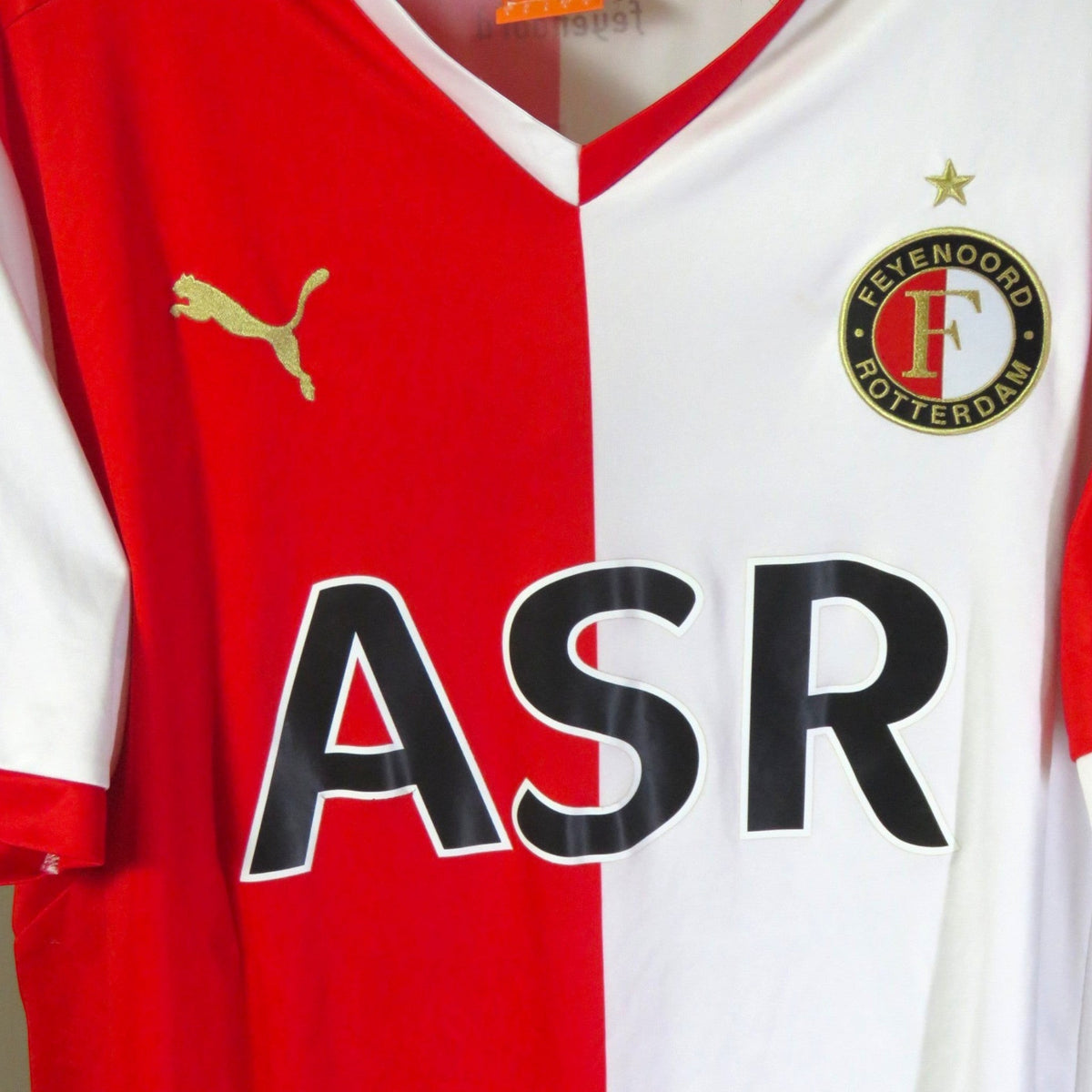 Nostalgic Football Shirts Feyenoord 2012-13 thuisshirt met rood-wit design, Puma logo en ASR sponsorbedrukking.