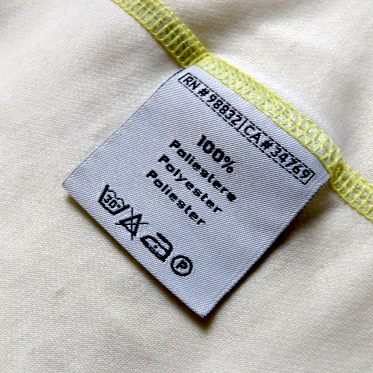 Nostalgic Football Shirts Feyenoord 2003-04 shirt label met 100% polyester wasvoorschriften en gele stiksels