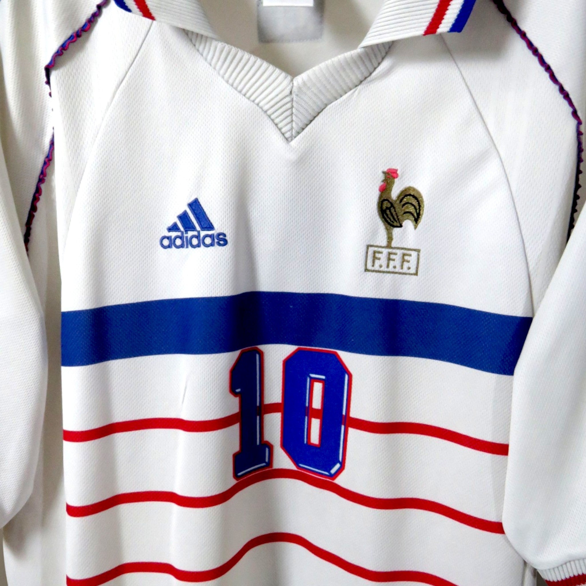 Nostalgic Football Shirts Frankrijk 1998-2000 uitshirt wit met Zidane nummer 10, geborduurd FFF logo en Adidas details.