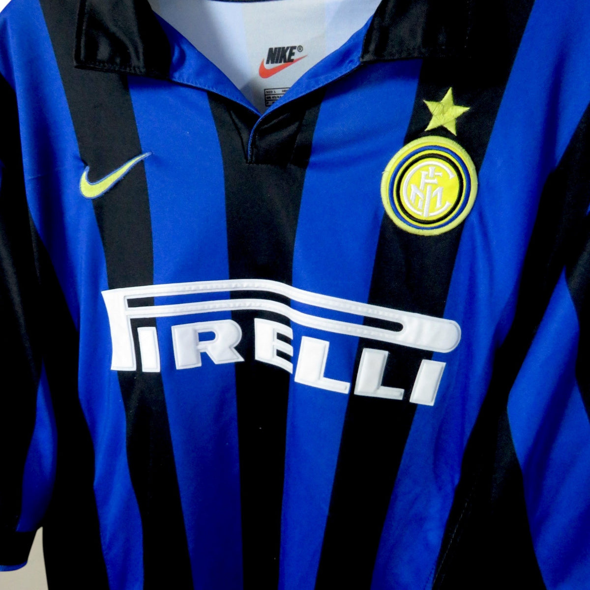 Nostalgic Football Shirts Inter Milan 1998-99 thuisshirt met blauw-zwarte strepen, Pirelli sponsor en Nike logo.