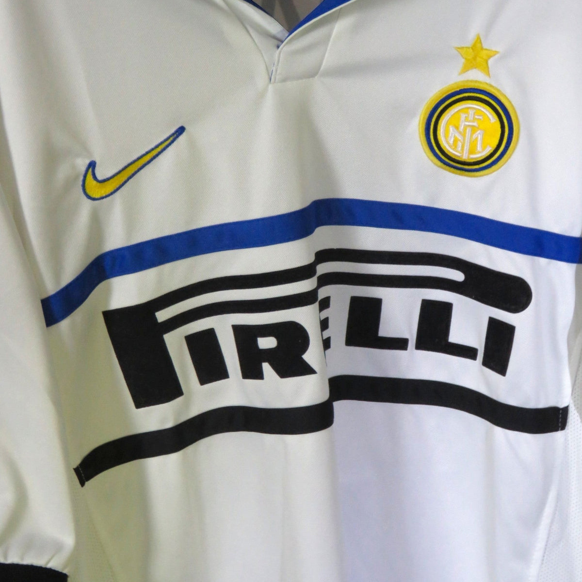 Nostalgic Football Shirts Inter Milan 1998-99 uitshirt wit met blauw-zwarte strepen, Pirelli logo en Nike swoosh.