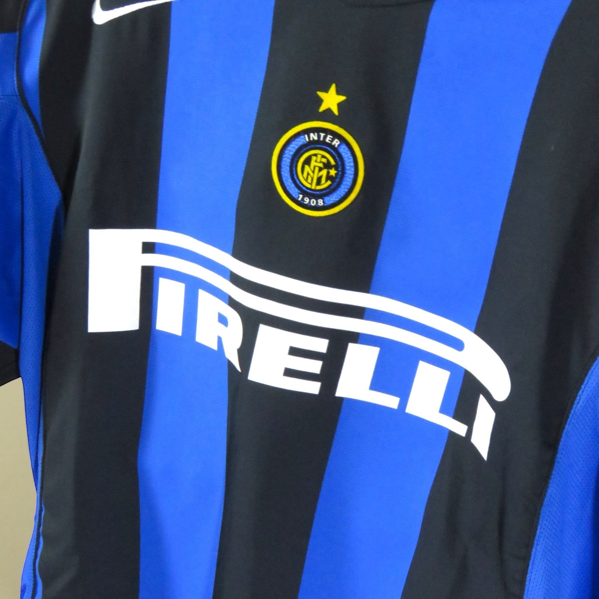 Nostalgic Football Shirts Inter Milan 2004-05 thuisshirt met blauw-zwarte strepen, Pirelli sponsor en Nike logo.