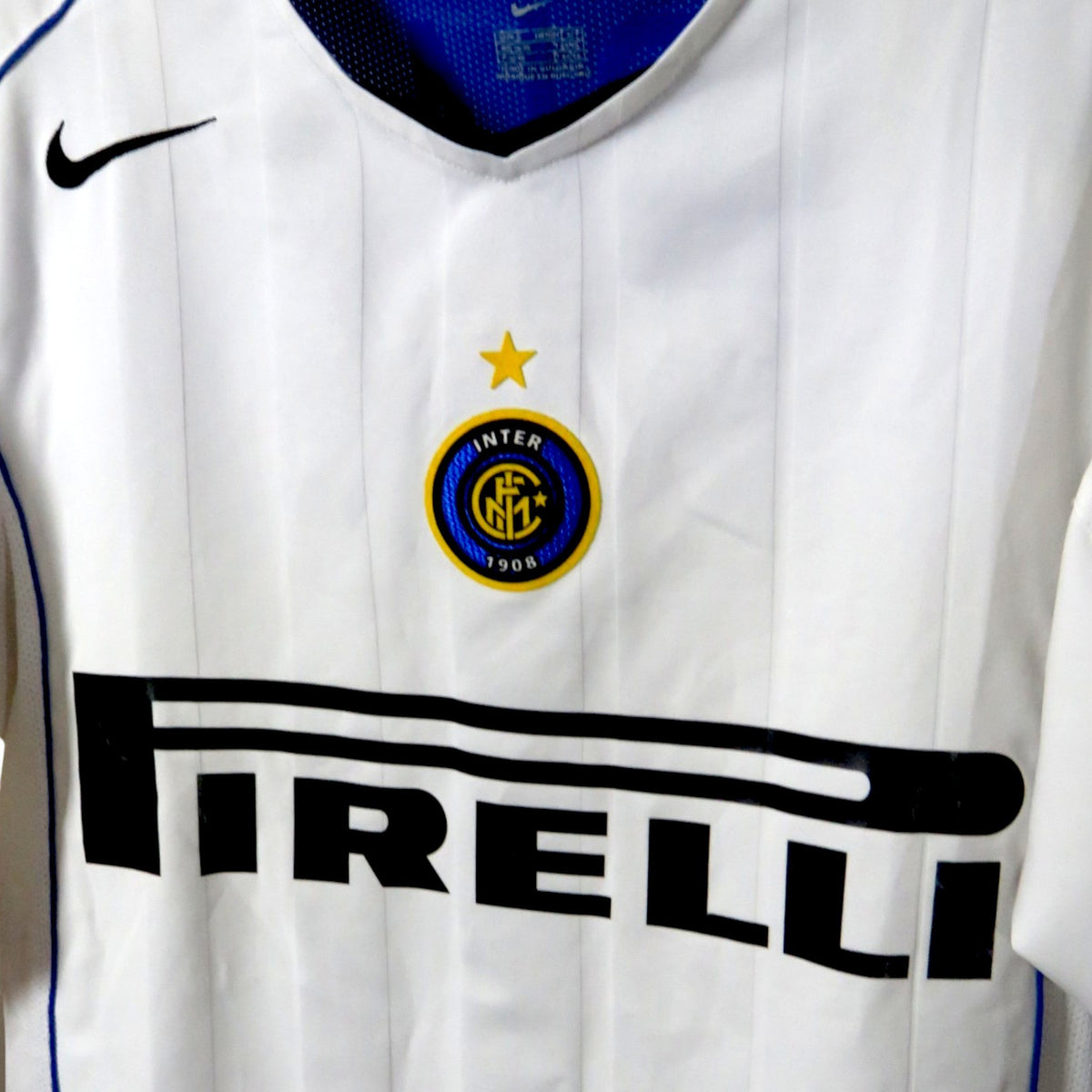 Nostalgic Football Shirts Inter Milan 2004-05 uitshirt in wit met Pirelli sponsor, Nike logo en clubembleem.
