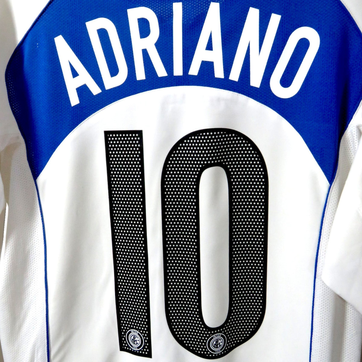 Nostalgic Football Shirts Inter Milan 2004-05 uitshirt met Adriano nummer 10 bedrukking op de achterkant