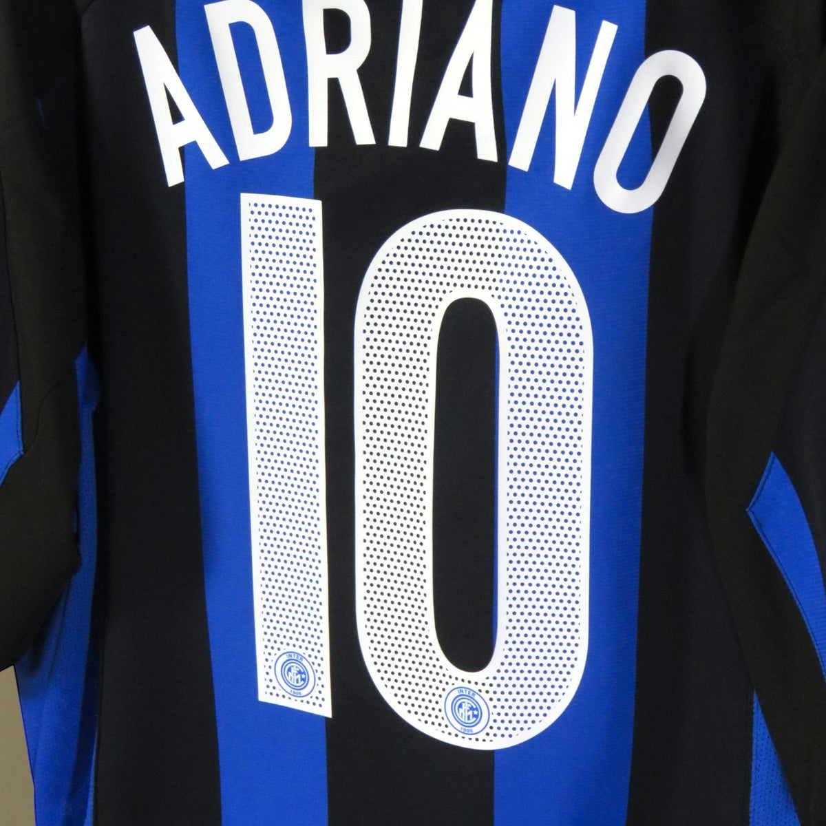 Nostalgic Football Shirts Inter Milan 2004-05 thuisshirt met Adriano nummer 10 bedrukking in blauw en zwart